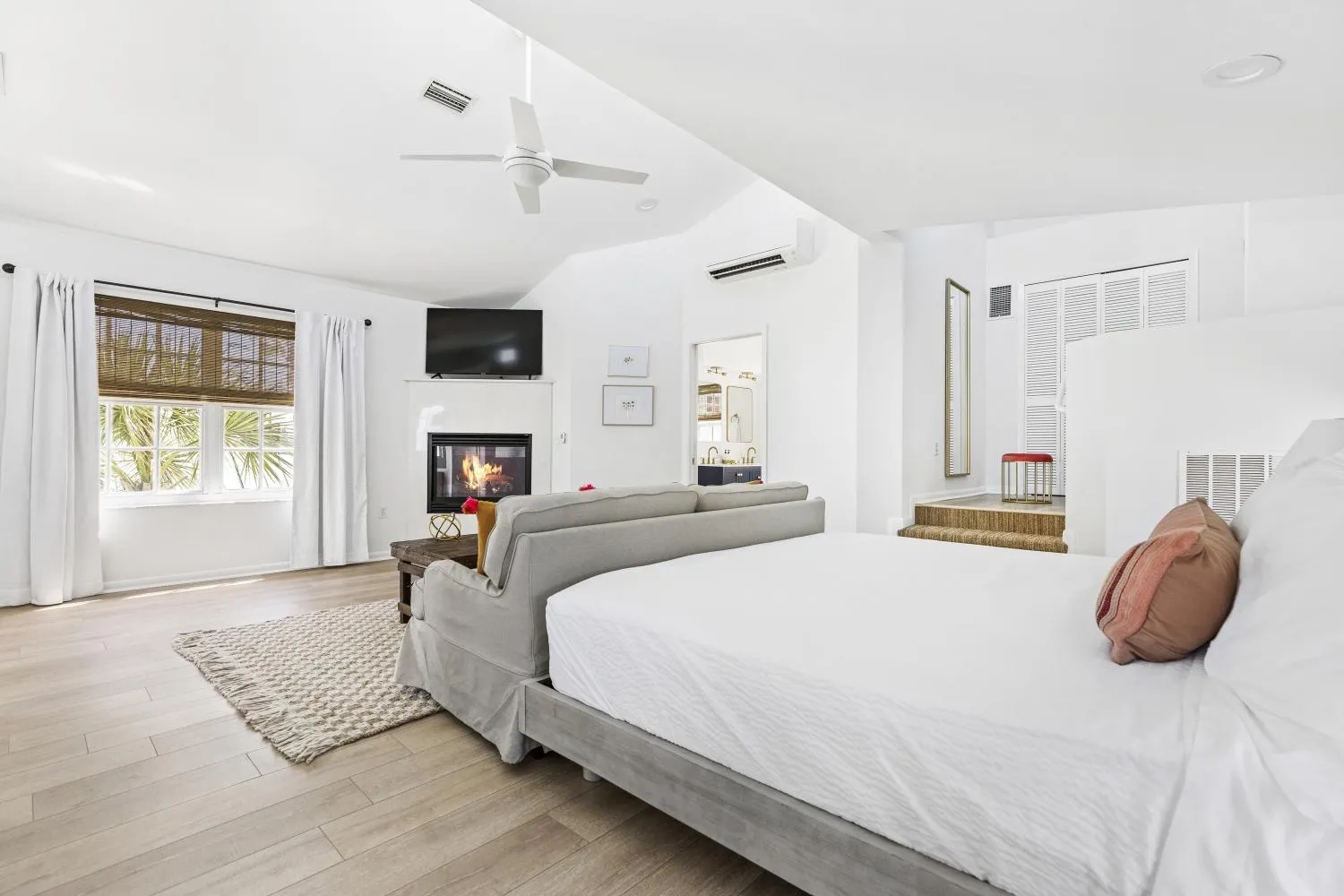 Bed in Island Cottage Inn