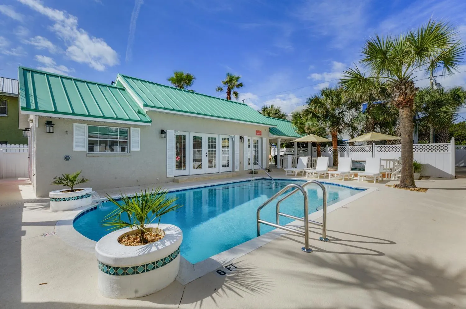 Pool view in Island Cottage Inn