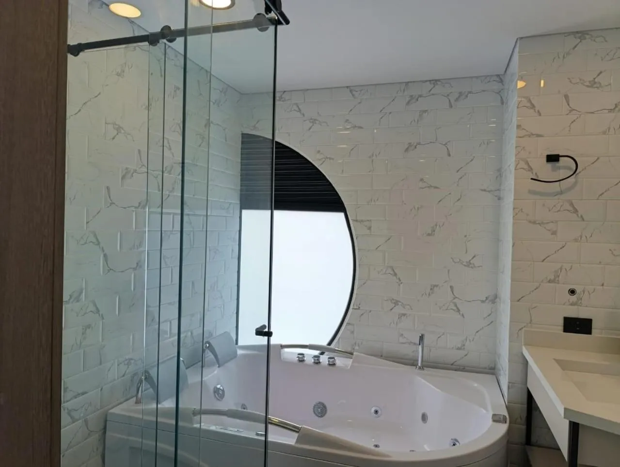 Hot Tub in Hotel Living 35 Suites