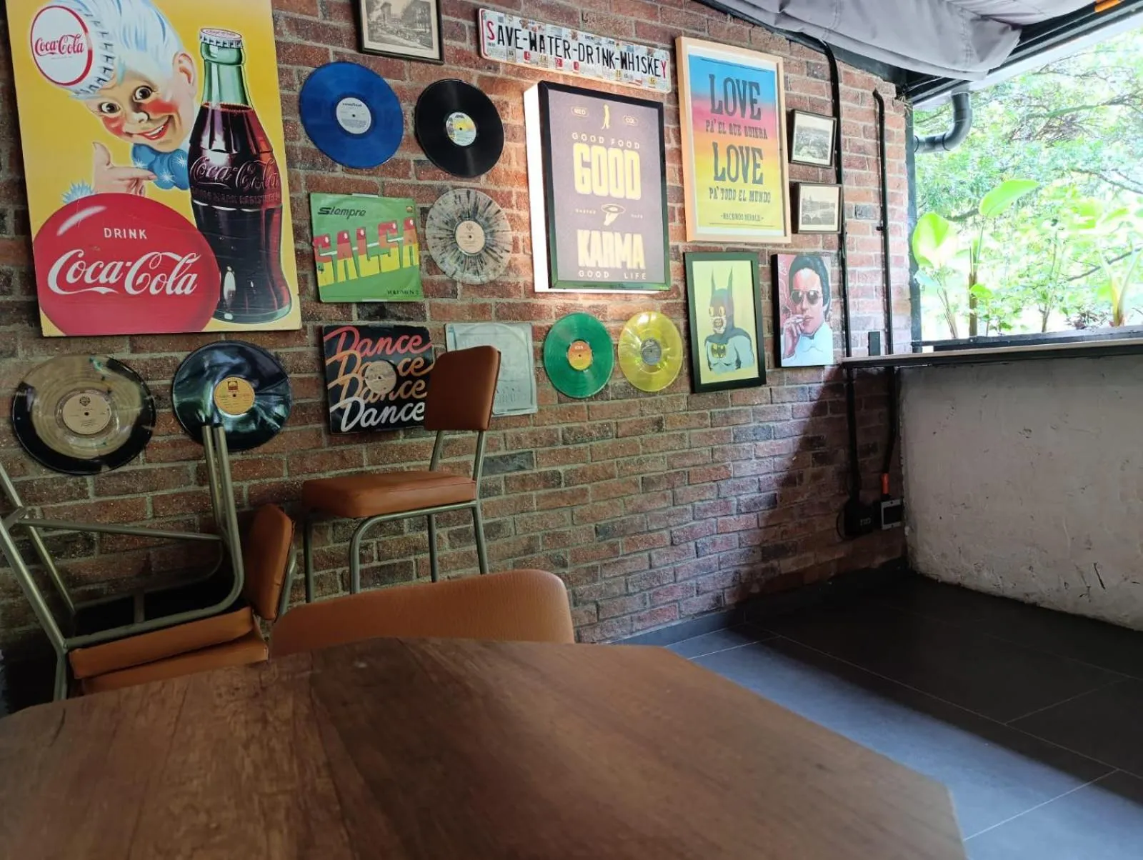 Restaurant/places to eat in Hotel Living 35 Suites