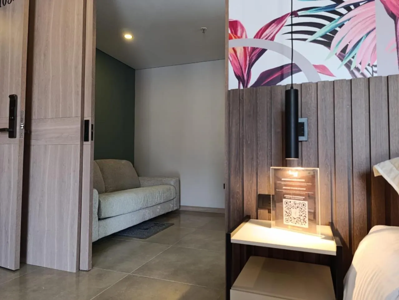 Living room, Bed in Hotel Living 35 Suites