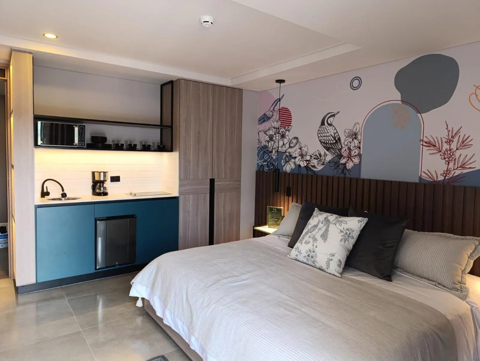 Photo of the whole room, Bed in Hotel Living 35 Suites