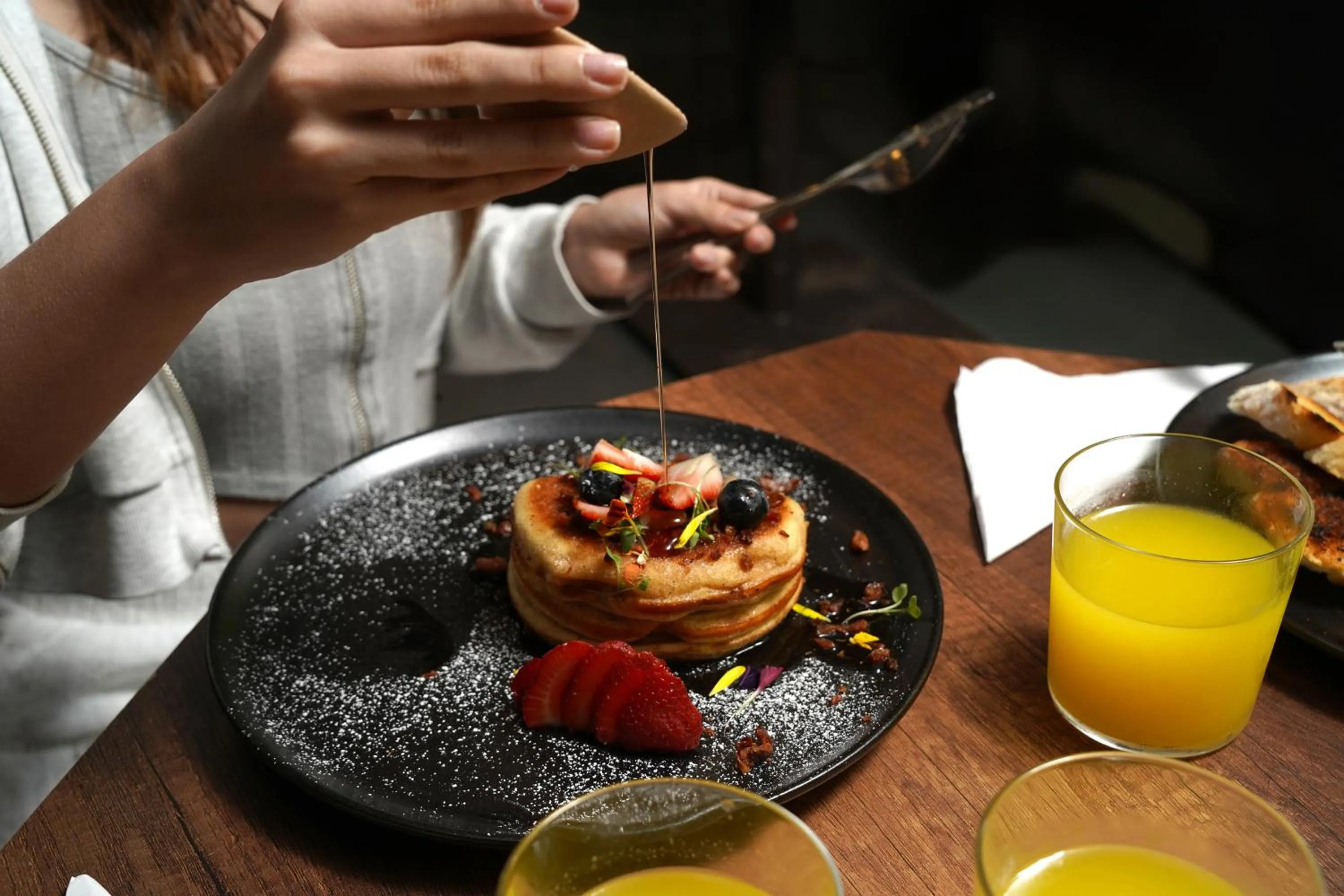 Restaurant/places to eat in Hotel Living 35 Suites