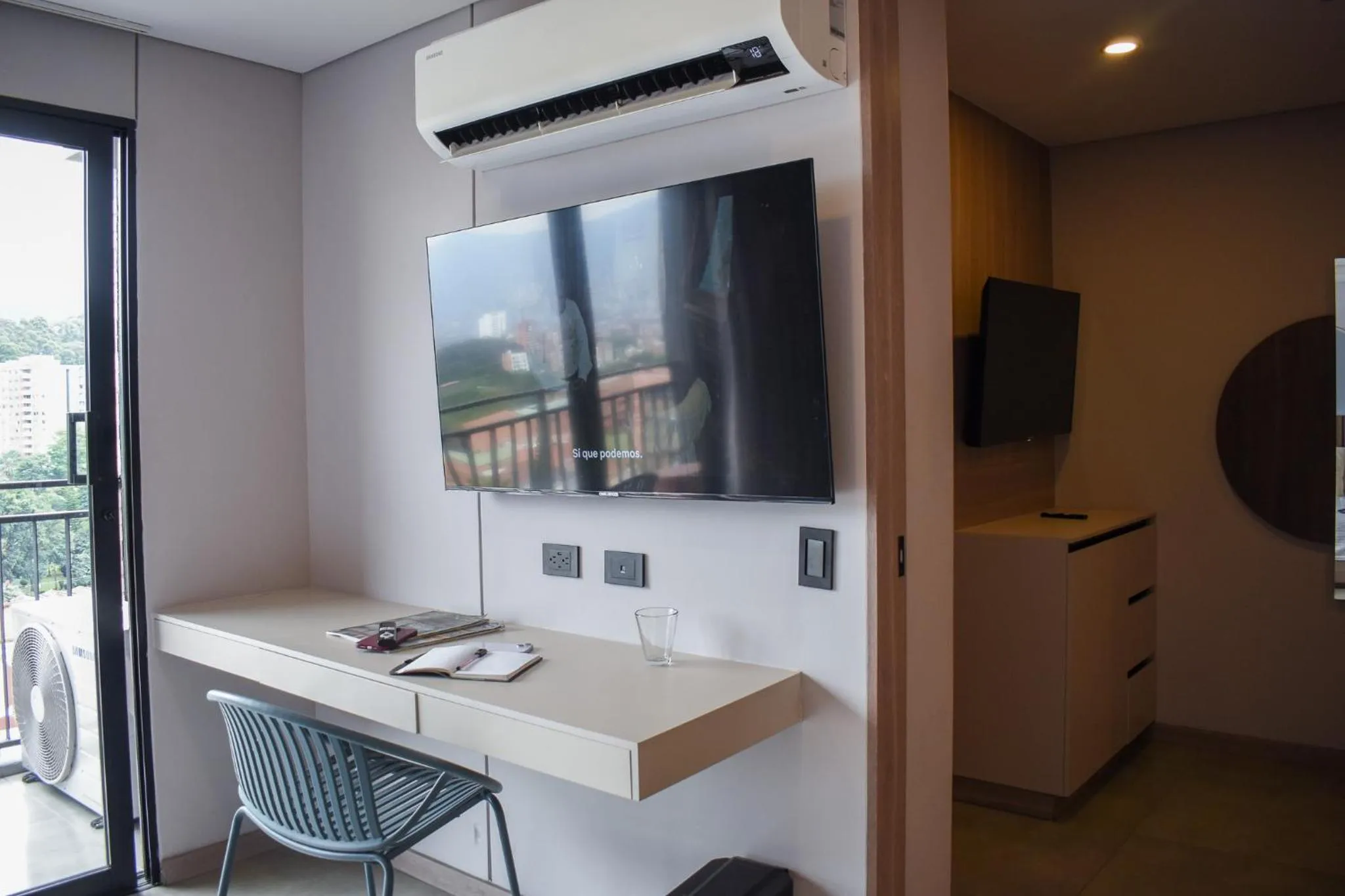 TV and multimedia in Hotel Living 35 Suites by Growing Group