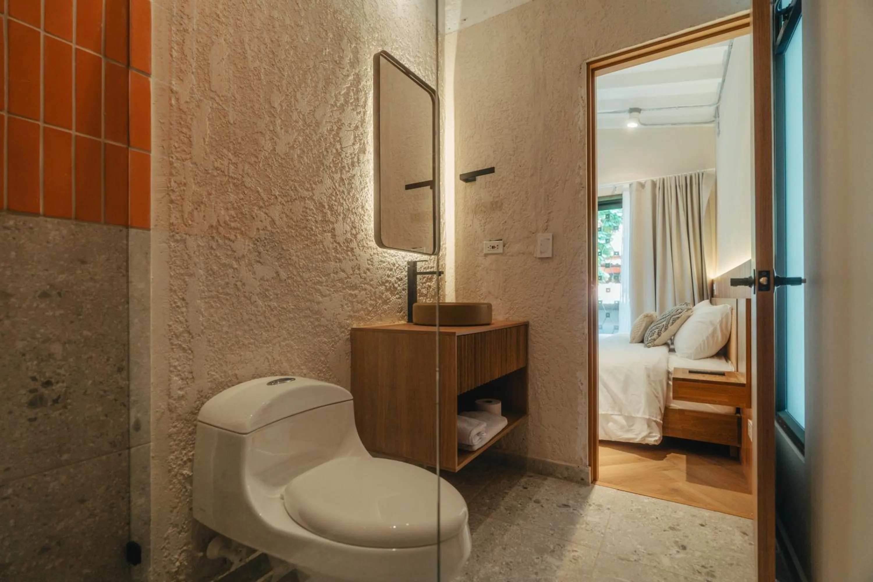 Toilet, Bed in Hotel Boutique Roomzz Laureles