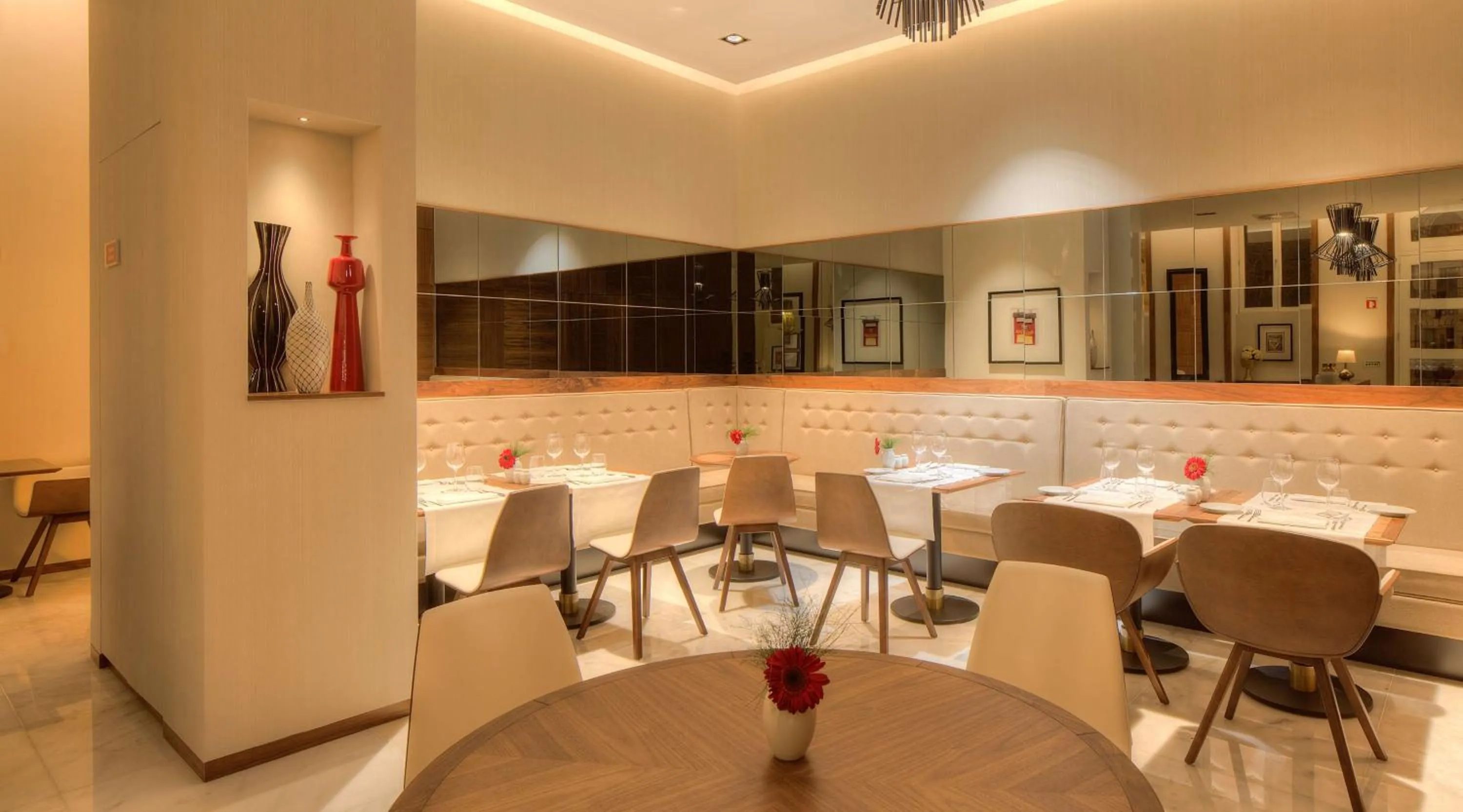 Restaurant/places to eat in NH Collection Porto Batalha