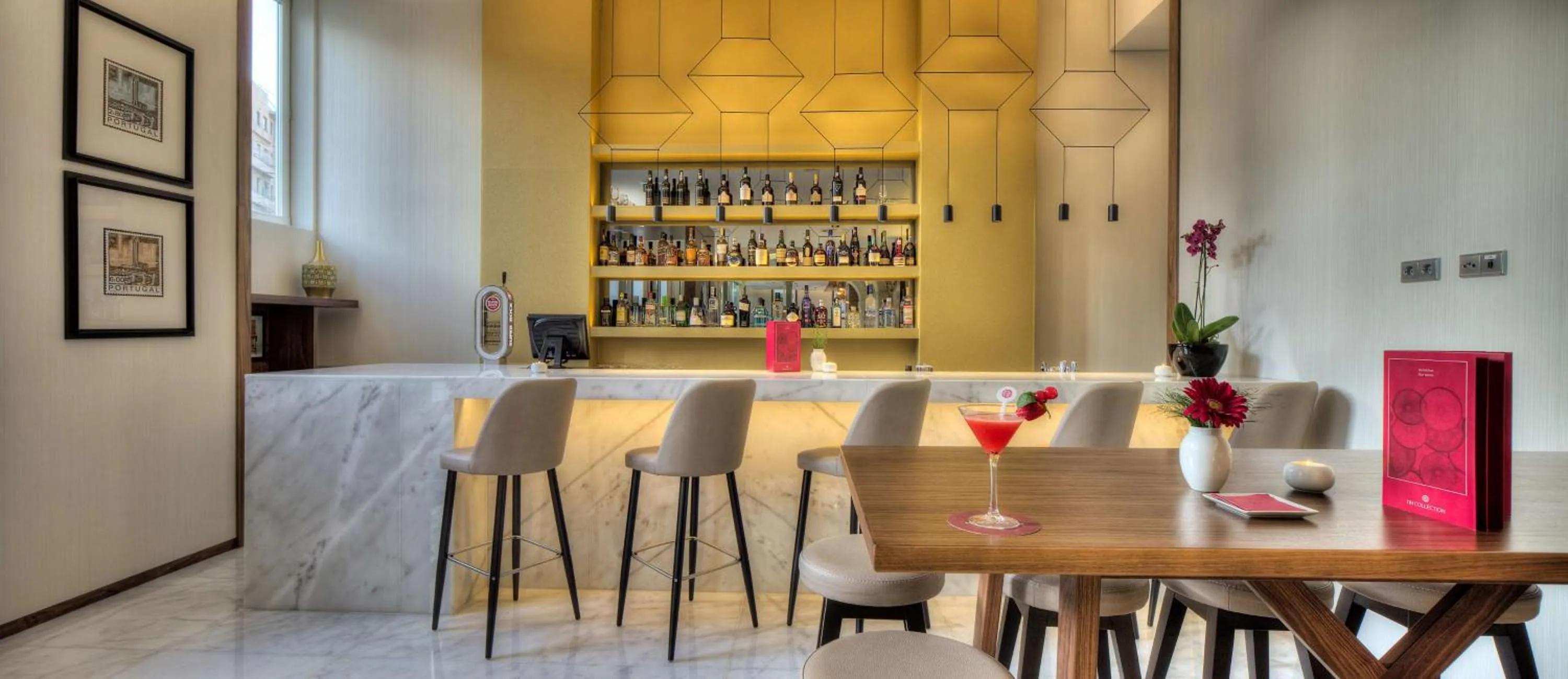 Lounge or bar in NH Collection Porto Batalha