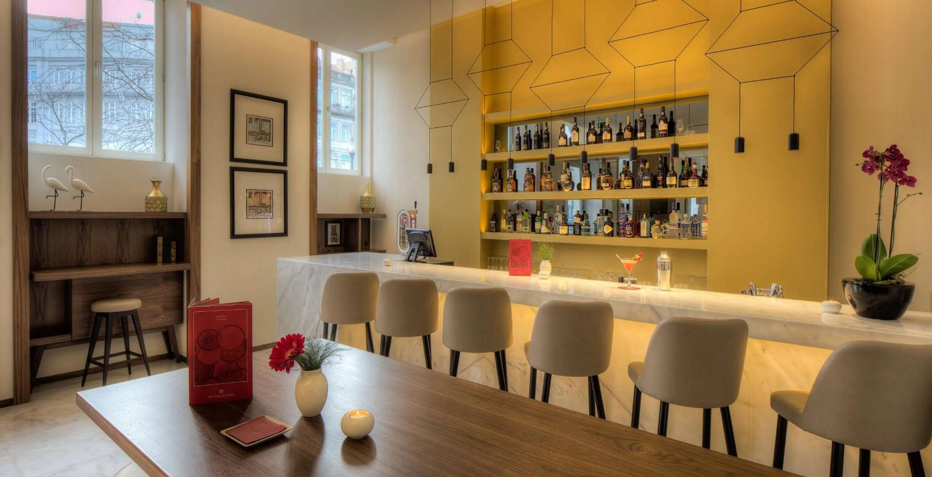 Lounge or bar in NH Collection Porto Batalha