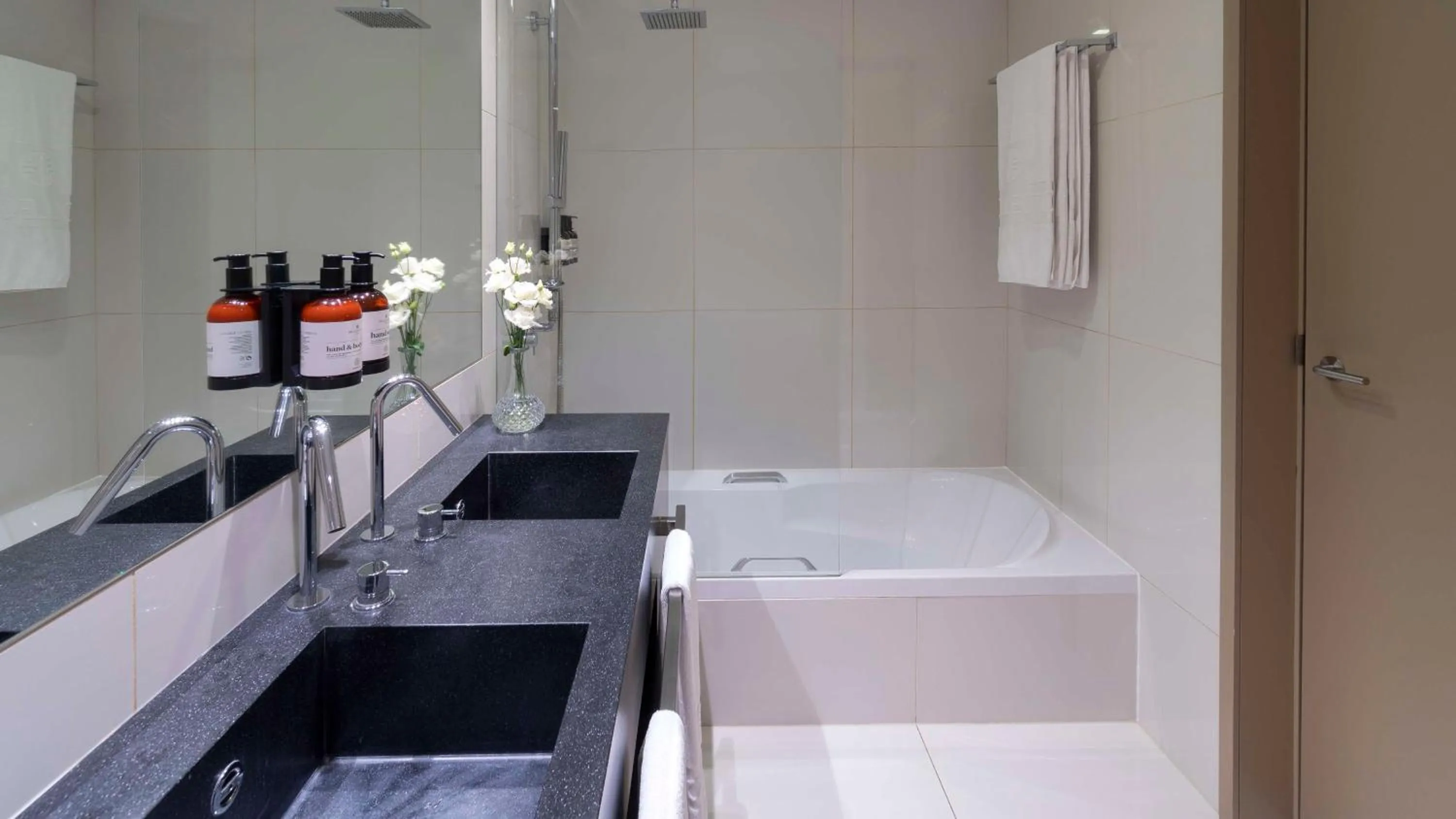 Bathroom in NH Collection Porto Batalha