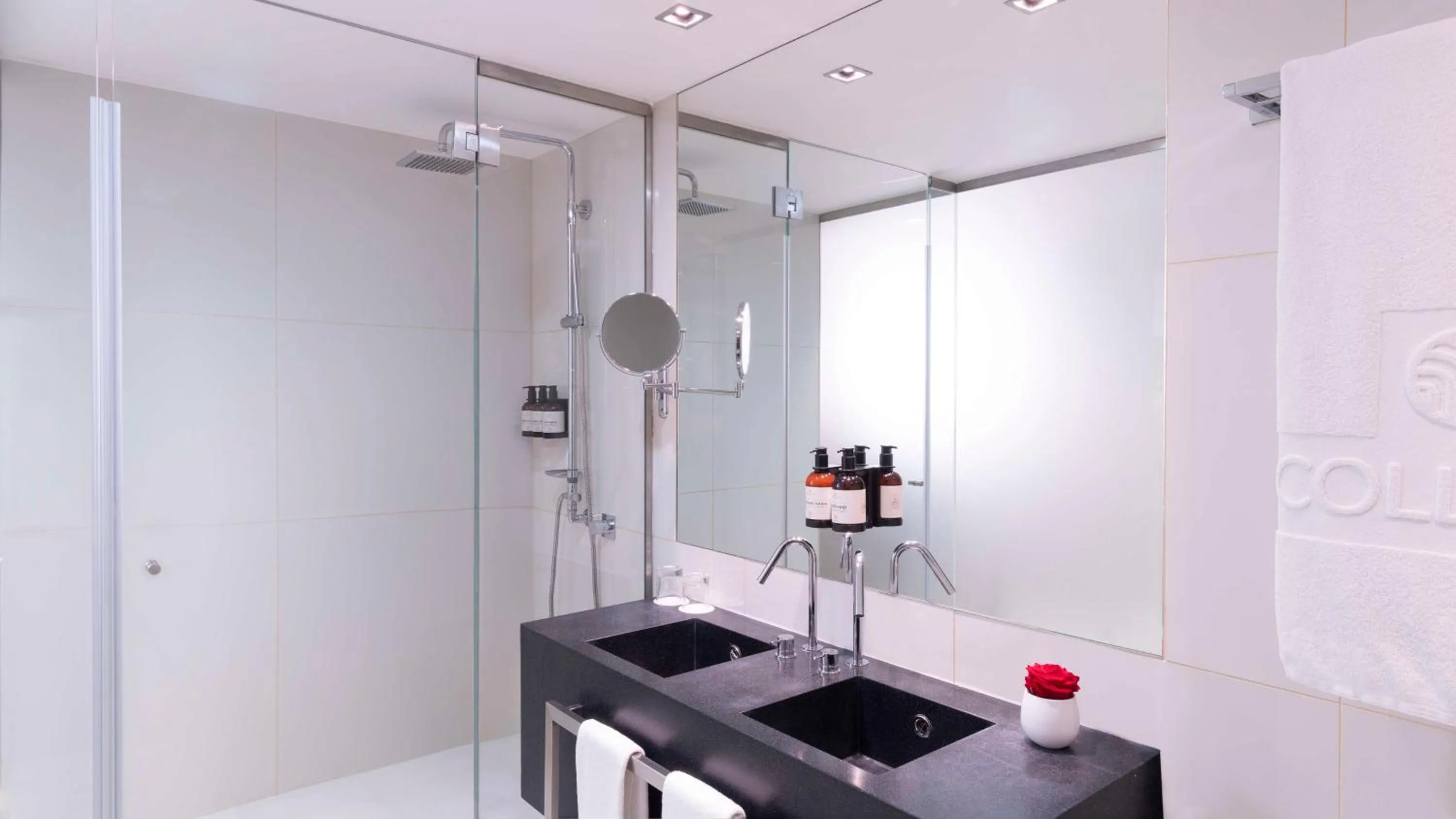 Bathroom in NH Collection Porto Batalha