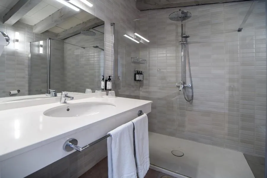 Shower in Hotel Simon