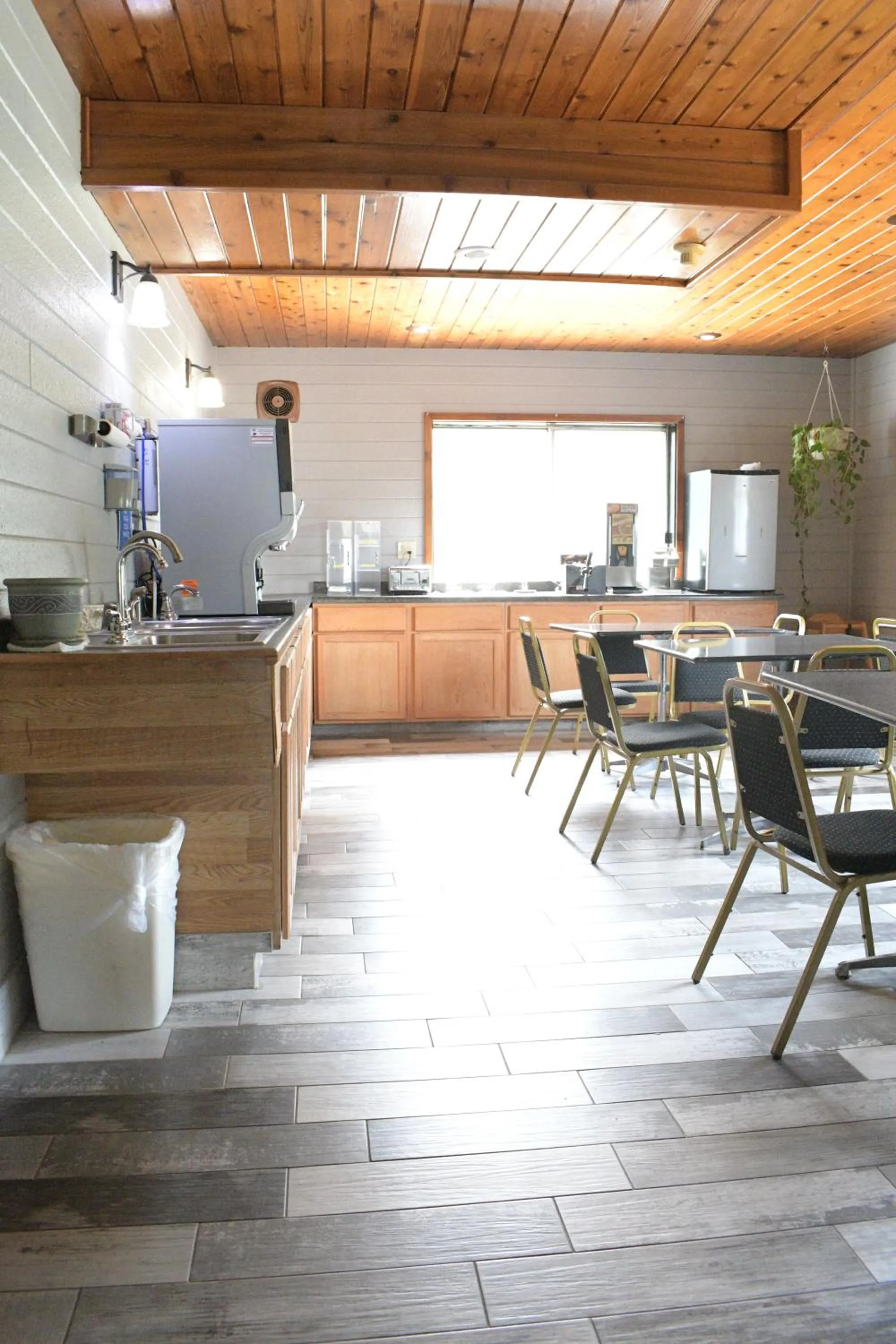 Dining area in Adams Inn and Suites