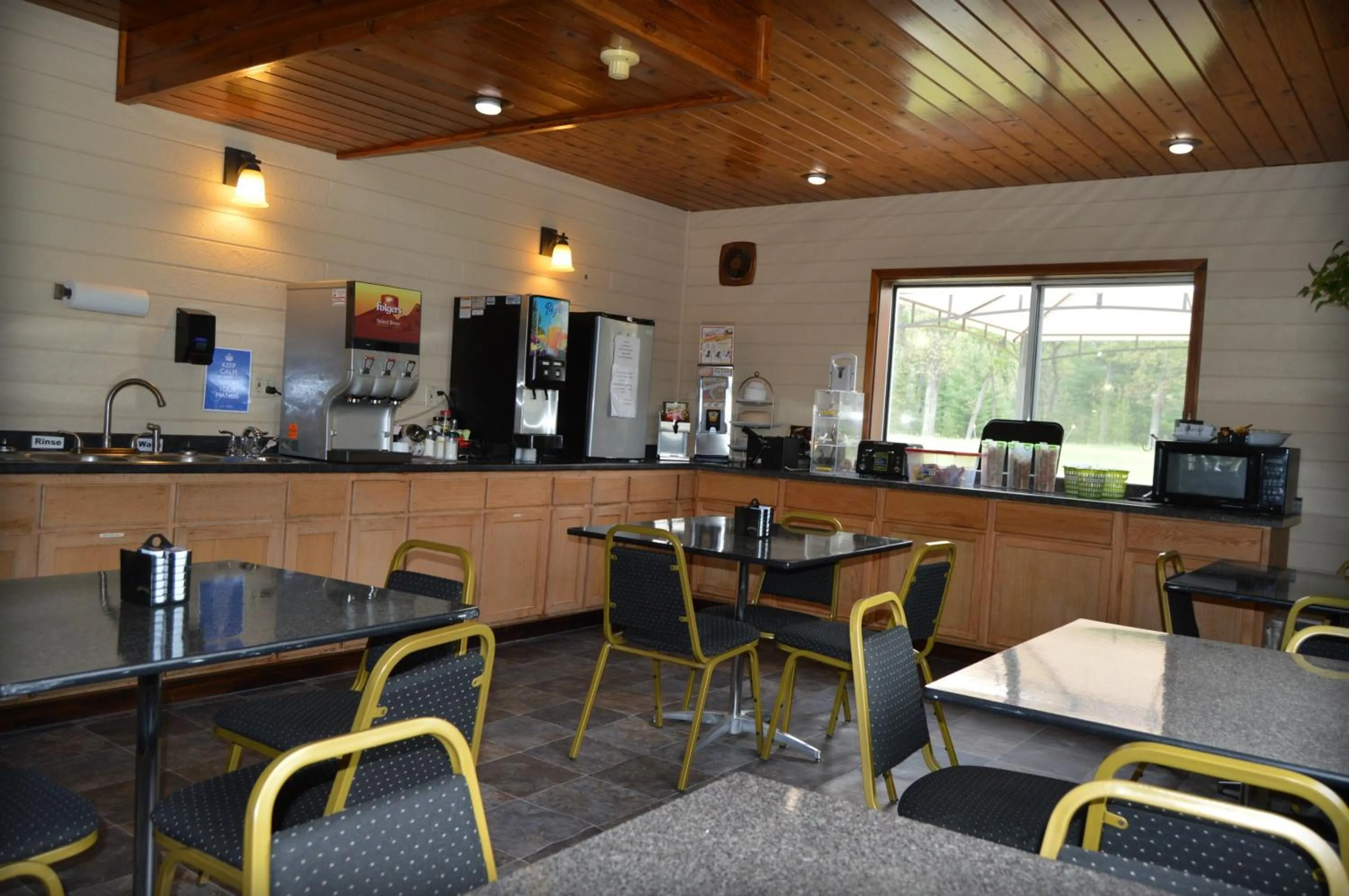 Restaurant/places to eat in Adams Inn and Suites