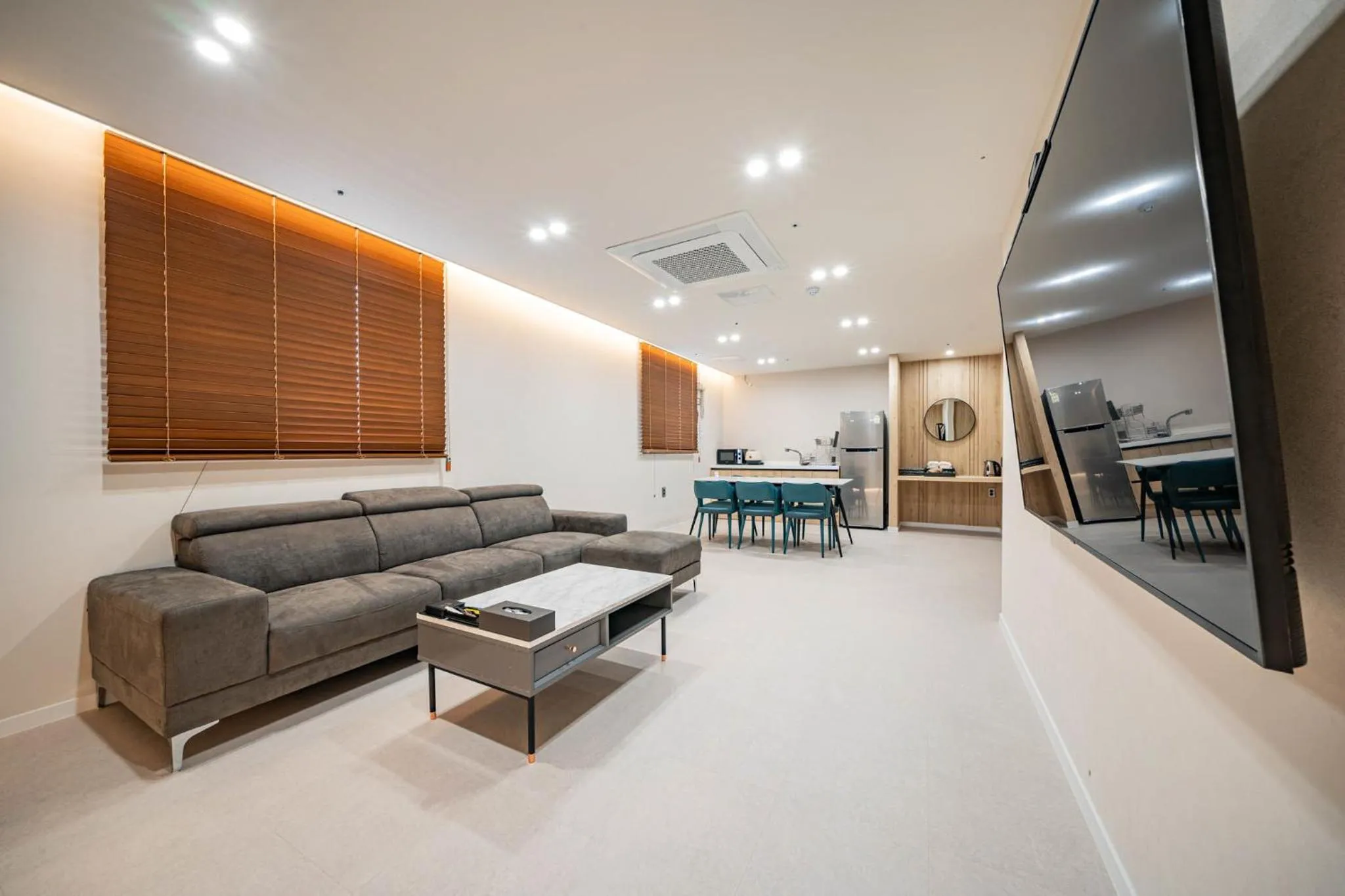 TV and multimedia in Mokpo Brown Dot Hotel Namak