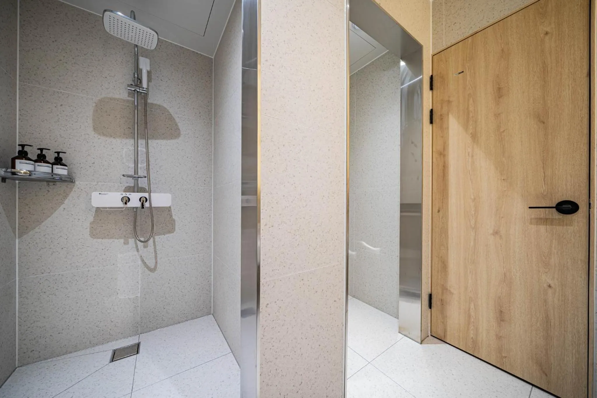 Shower in Mokpo Brown Dot Hotel Namak