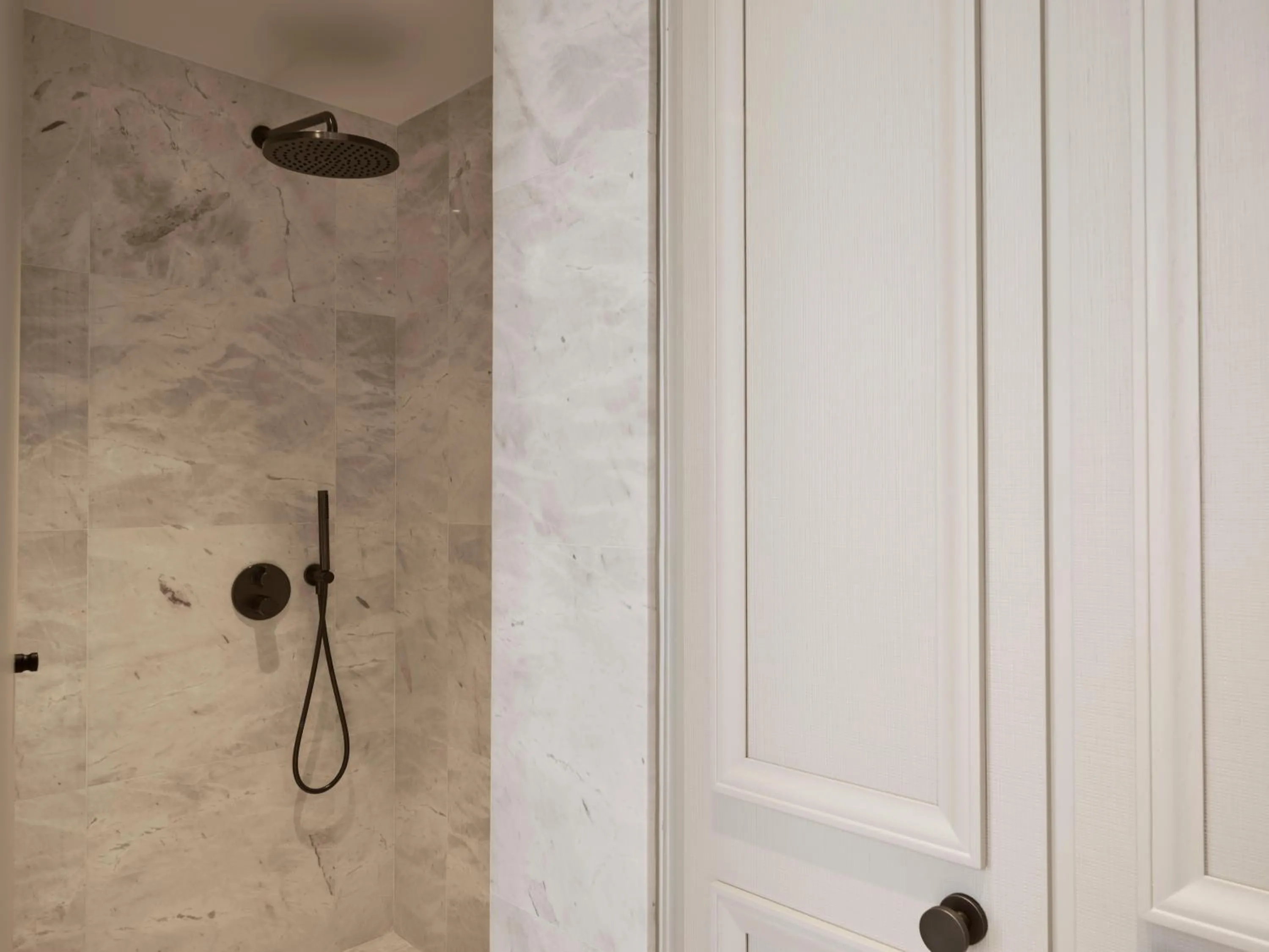 Shower in Amyth of Nicosia