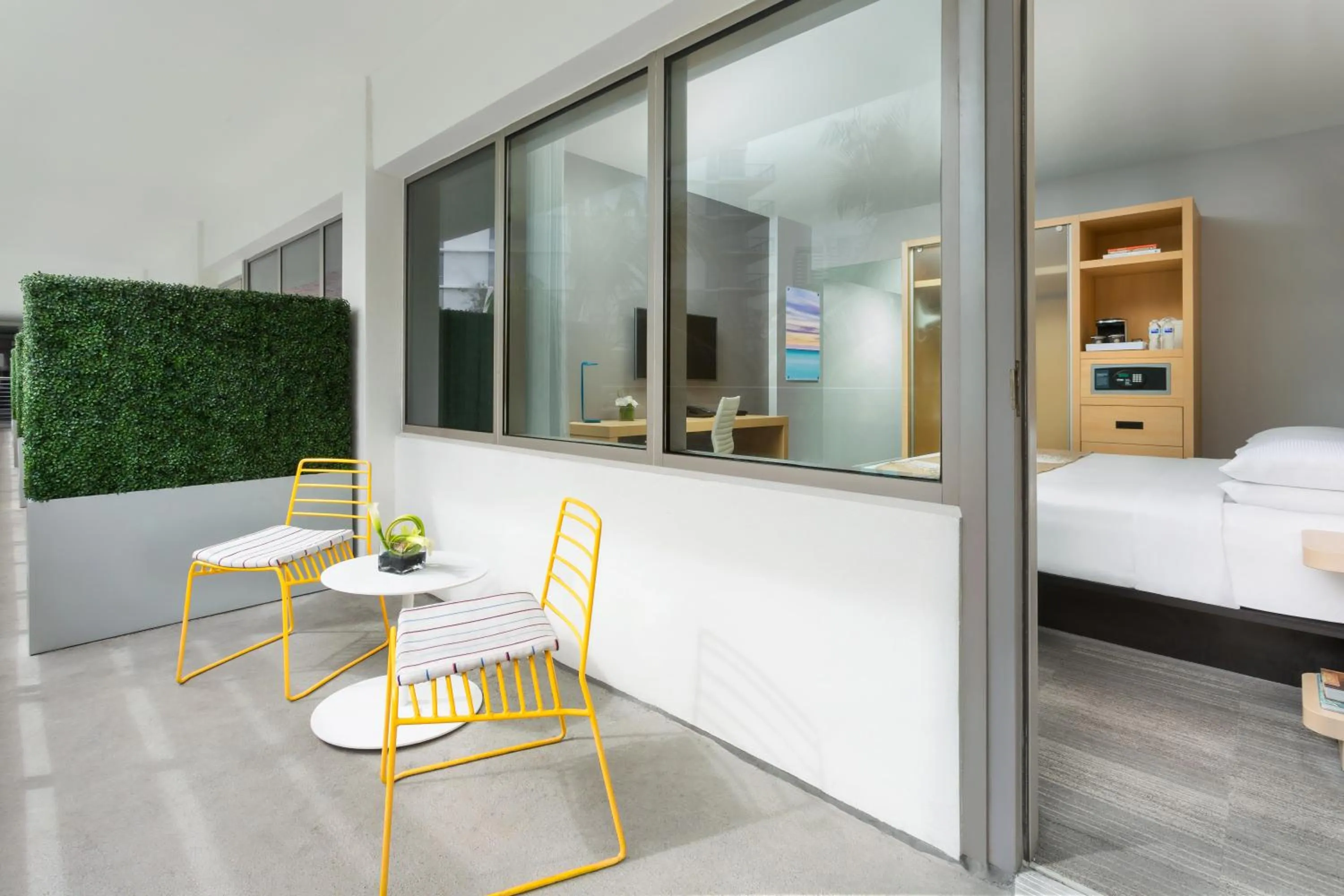 Balcony/Terrace, Bed in The Gates Hotel South Beach