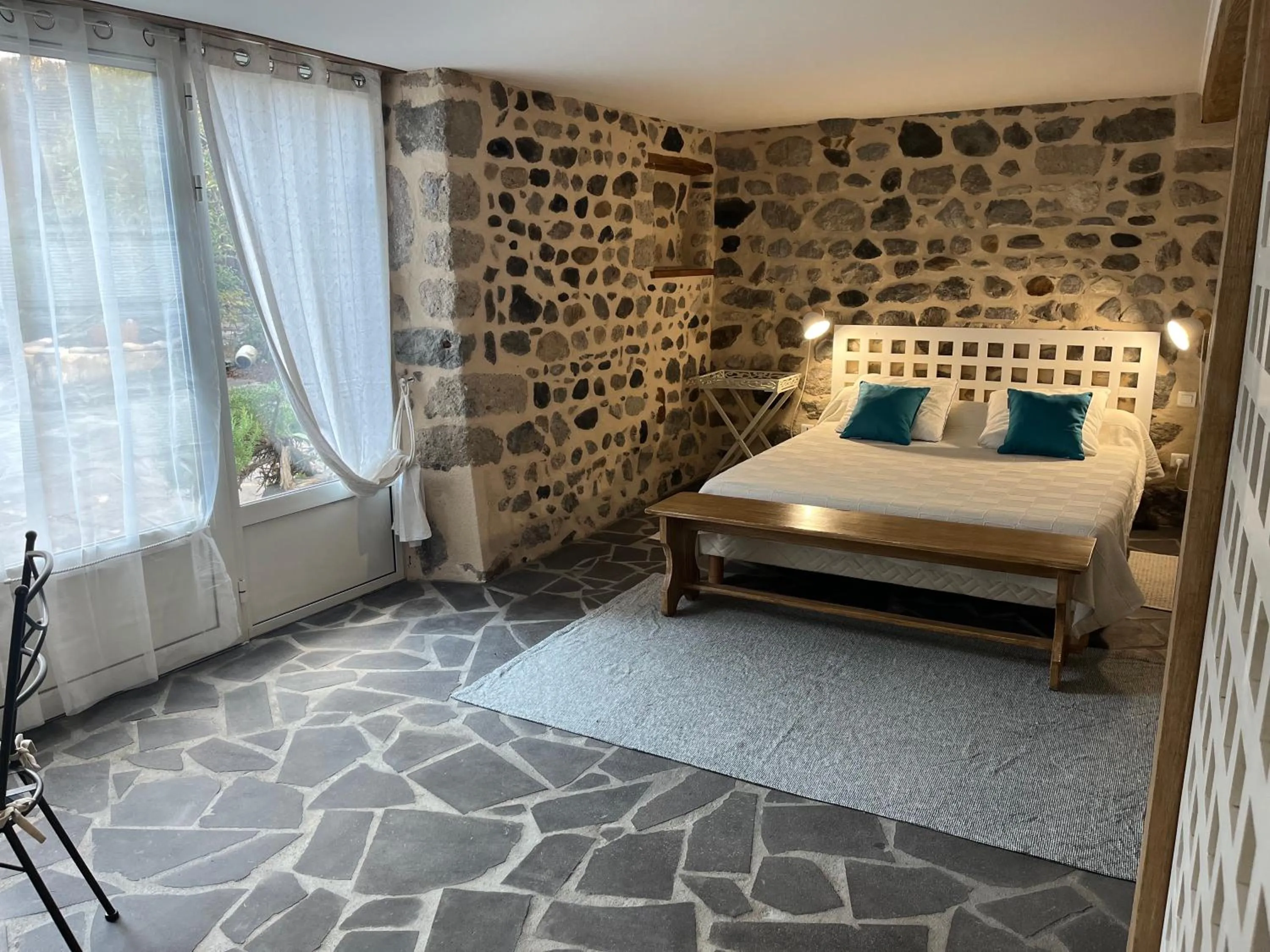 Photo of the whole room, Bed in la Cour Carrée