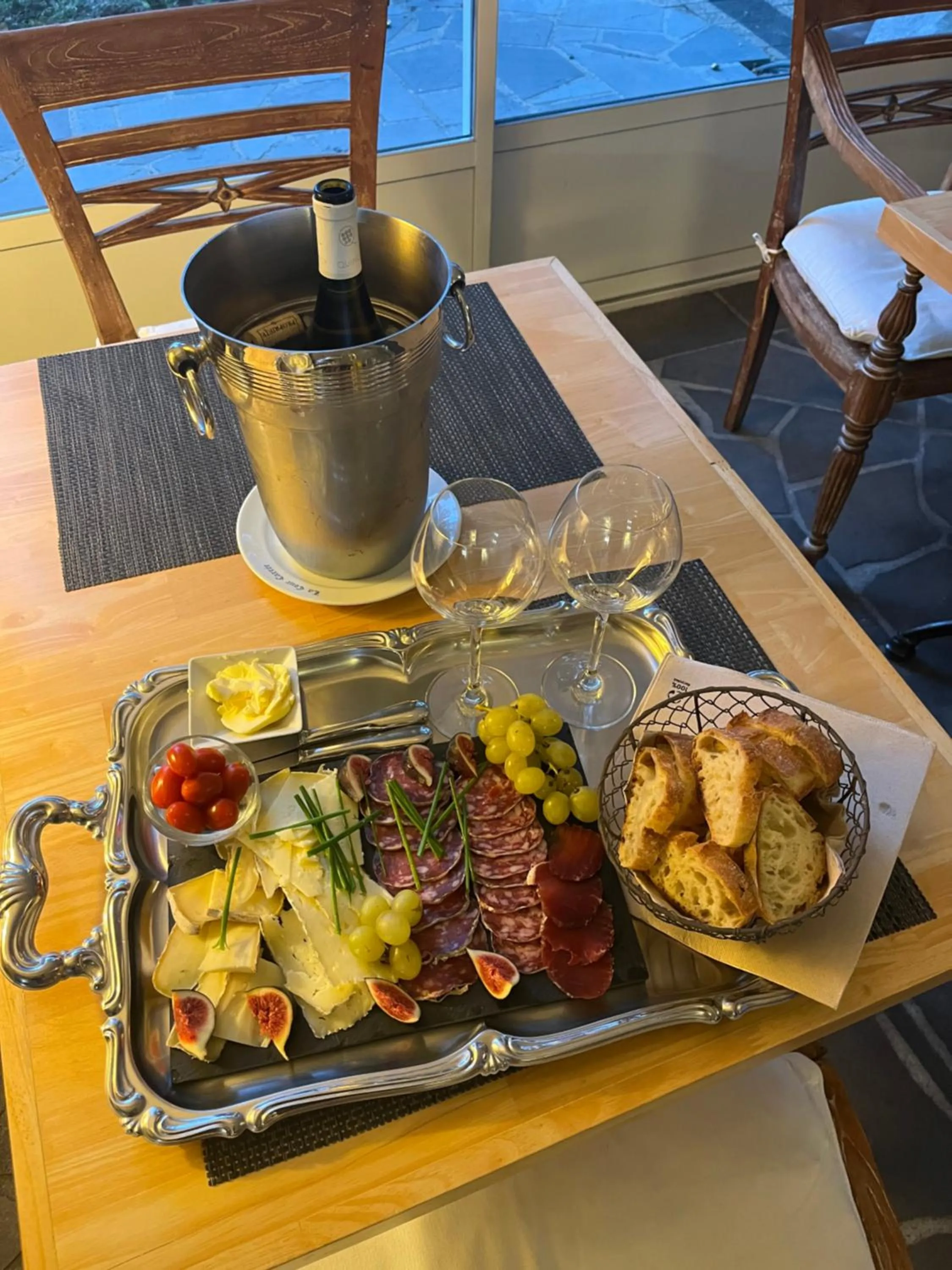 Restaurant/places to eat in la Cour Carrée