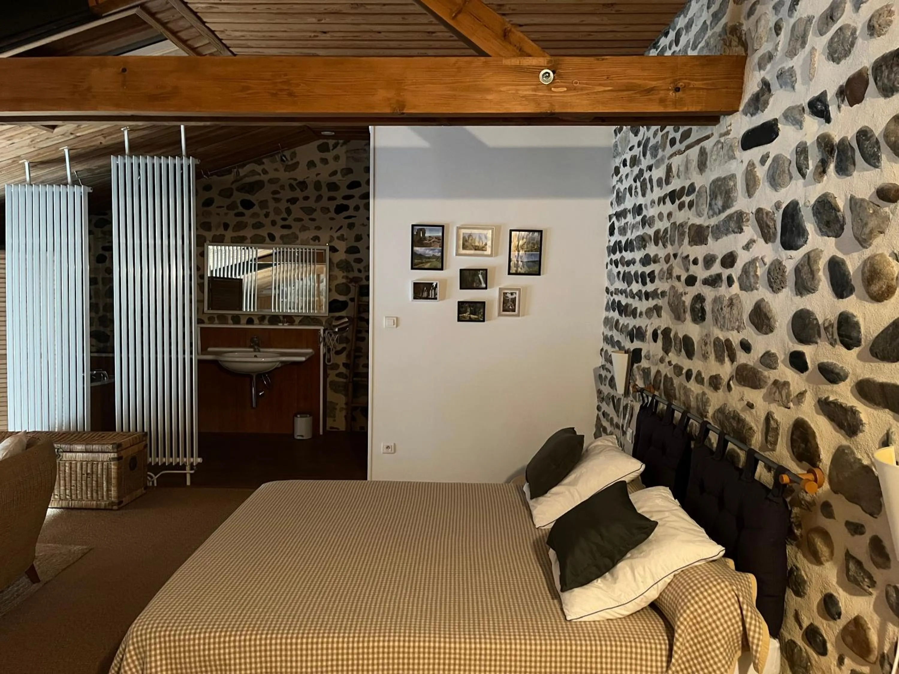 Photo of the whole room, Bed in la Cour Carrée