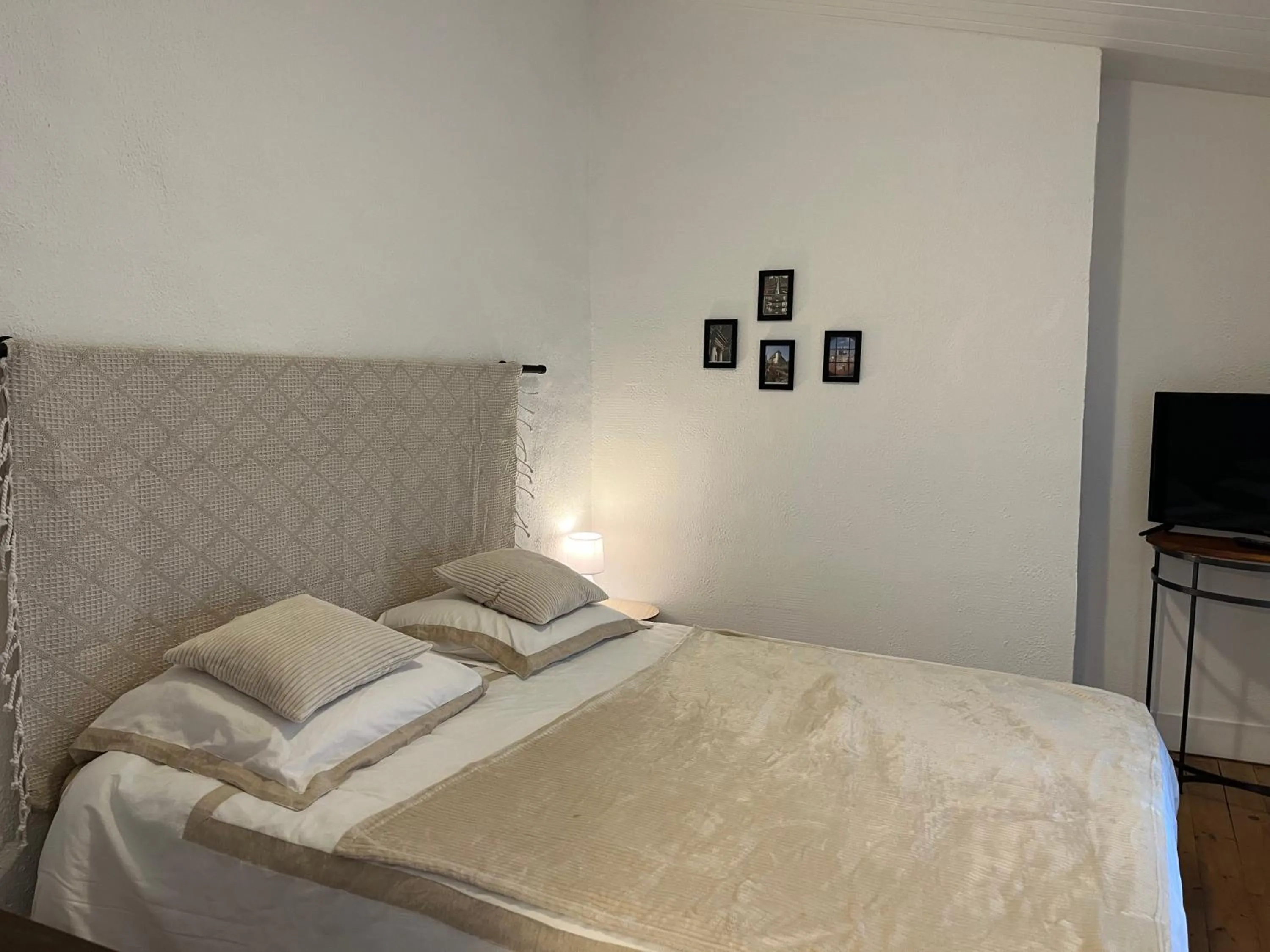 Double Room with Shower - single occupancy in la Cour Carrée