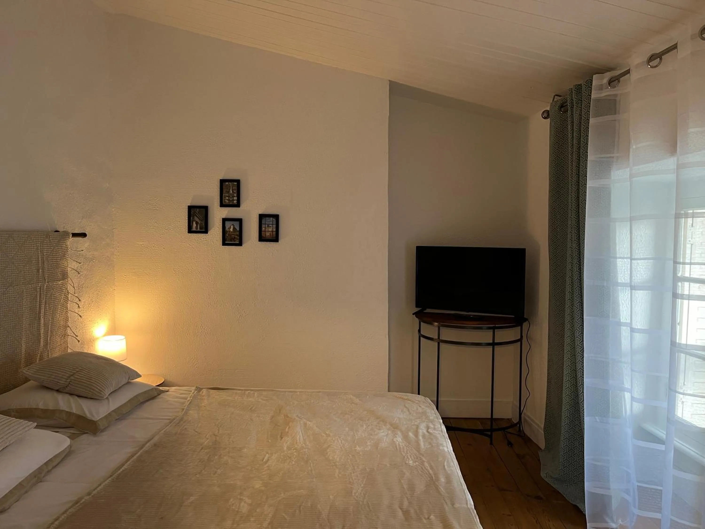 Bed in la Cour Carrée