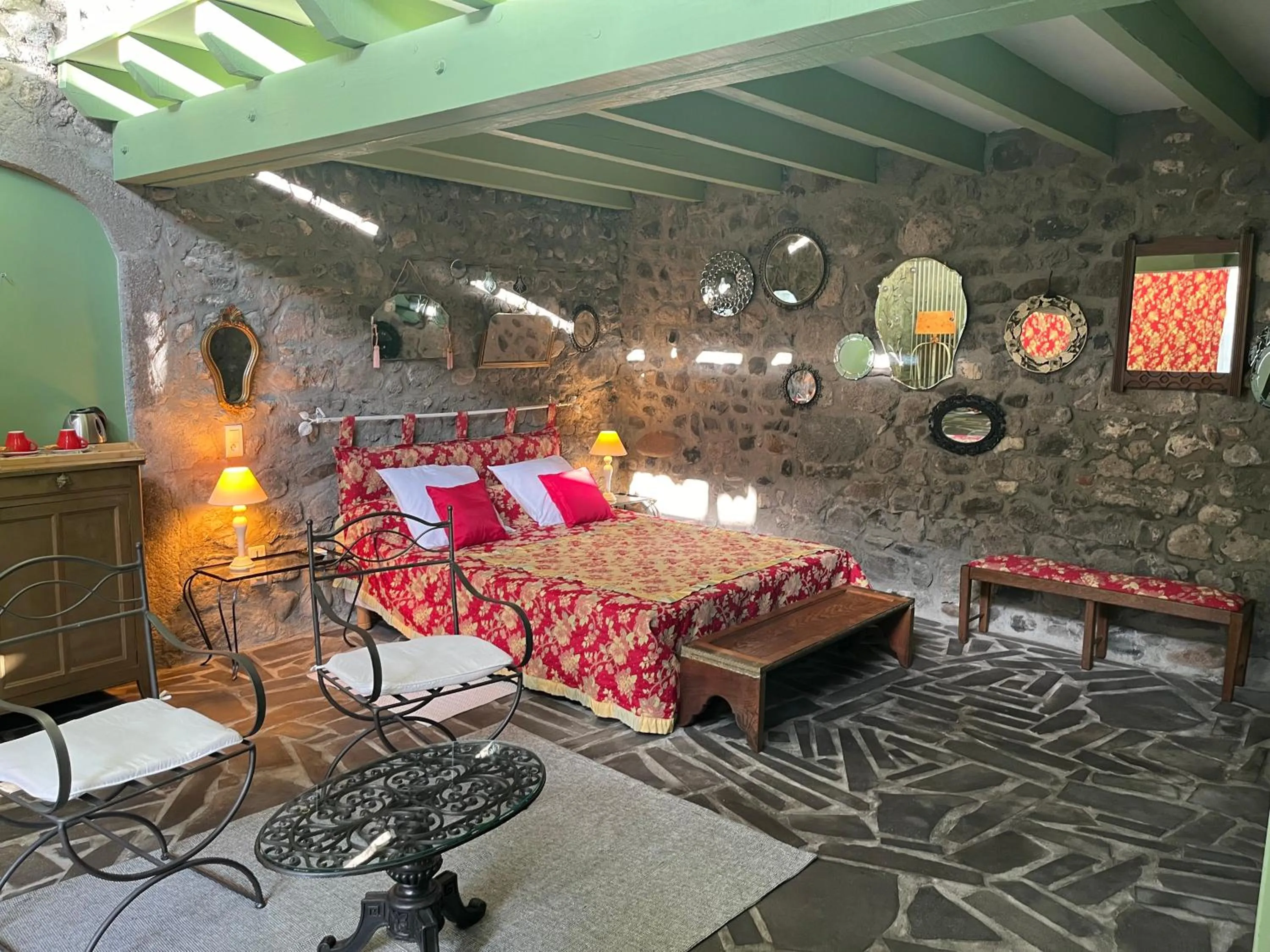 Photo of the whole room, Bed in la Cour Carrée