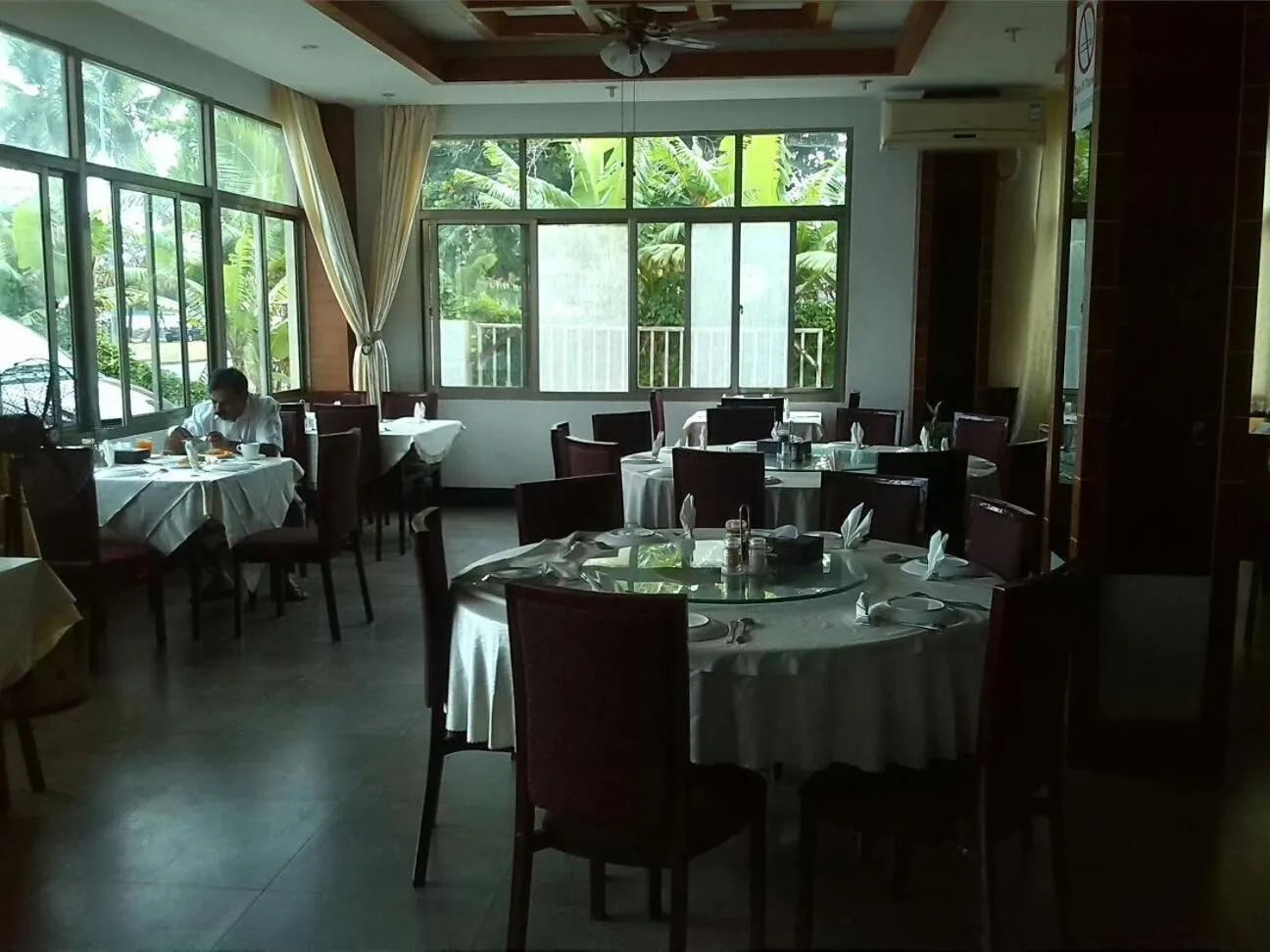 Restaurant/places to eat in Emerald Hotel & Restaurant
