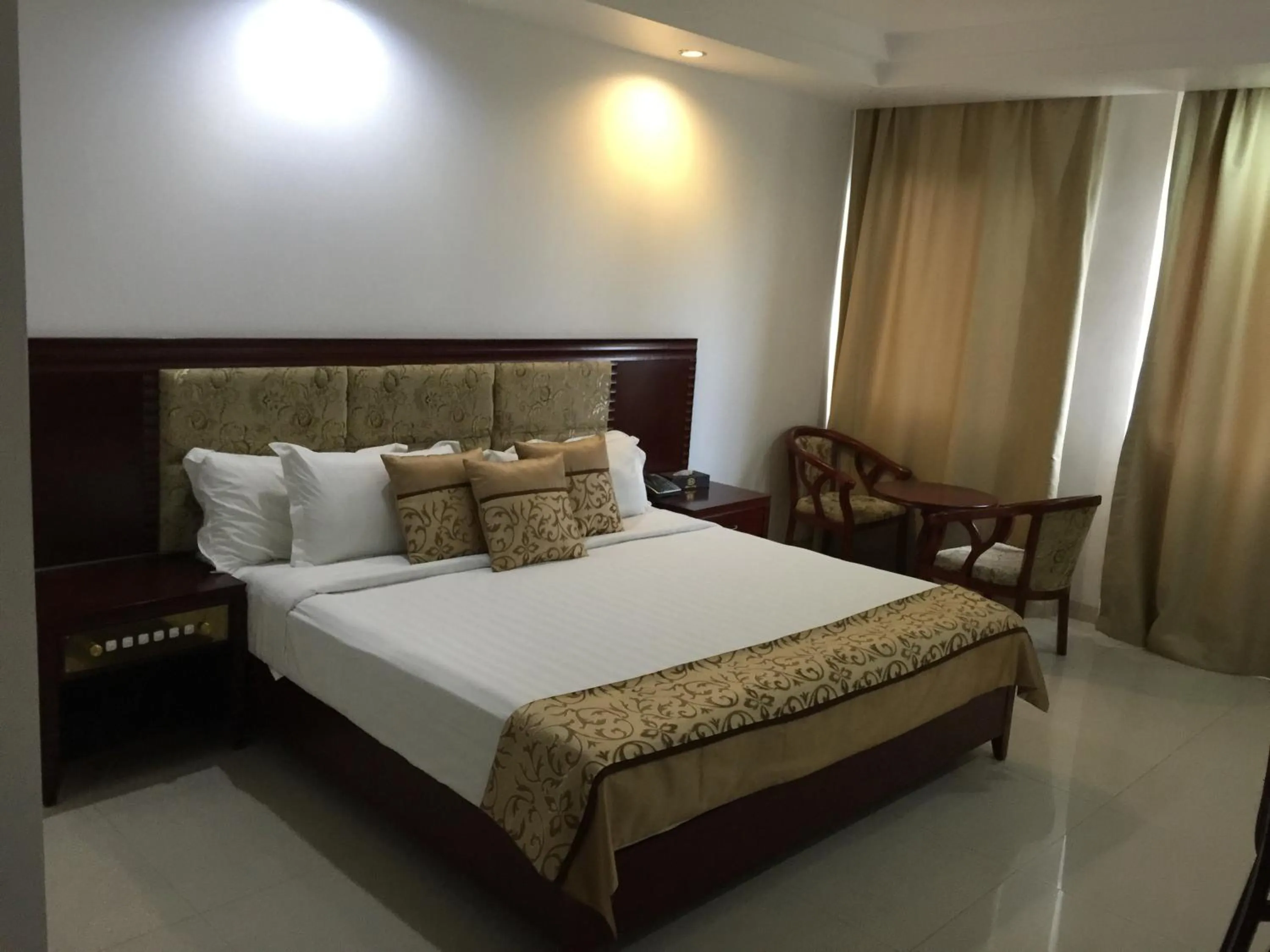 Bedroom, Bed in Emerald Hotel & Restaurant