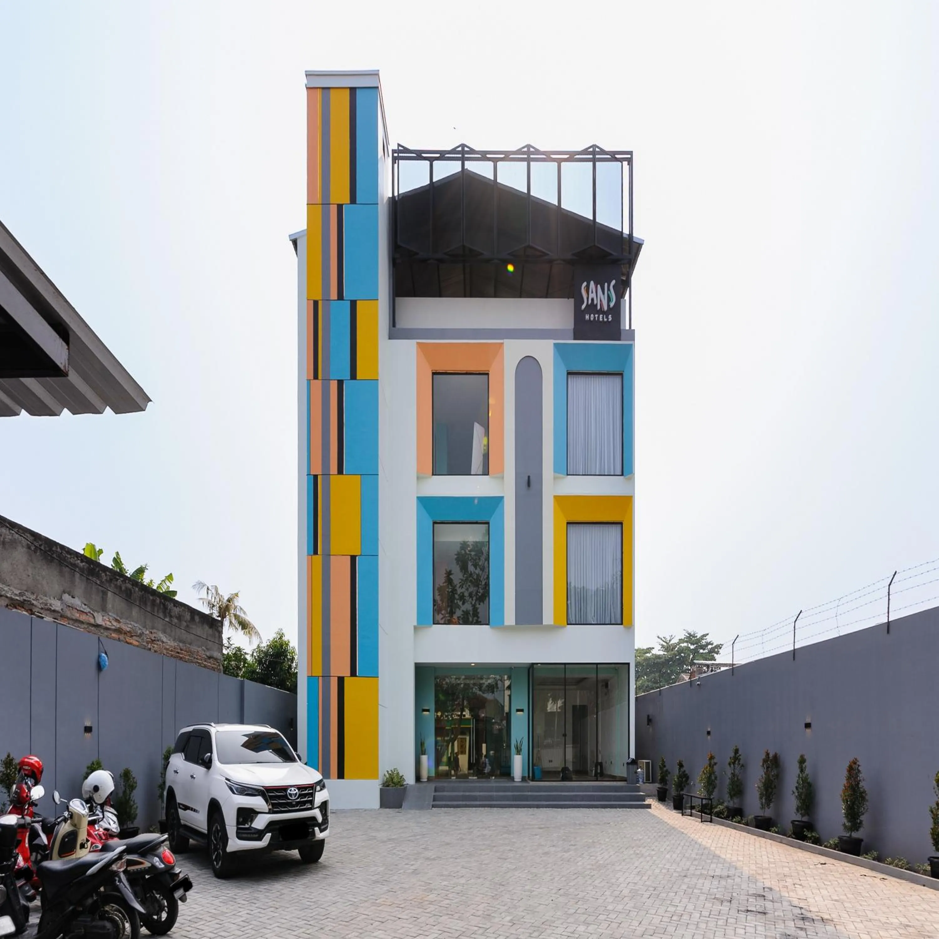 Facade/entrance in Sans Hotel Kedoya