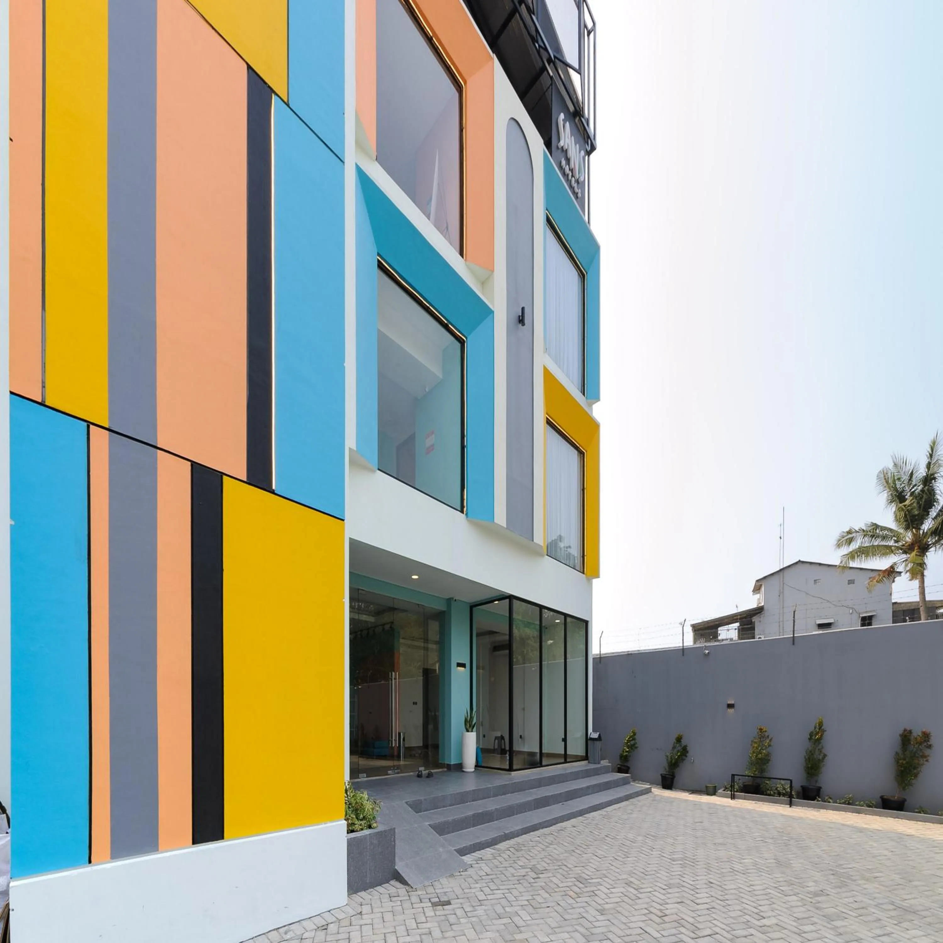 Facade/entrance in Sans Hotel Kedoya