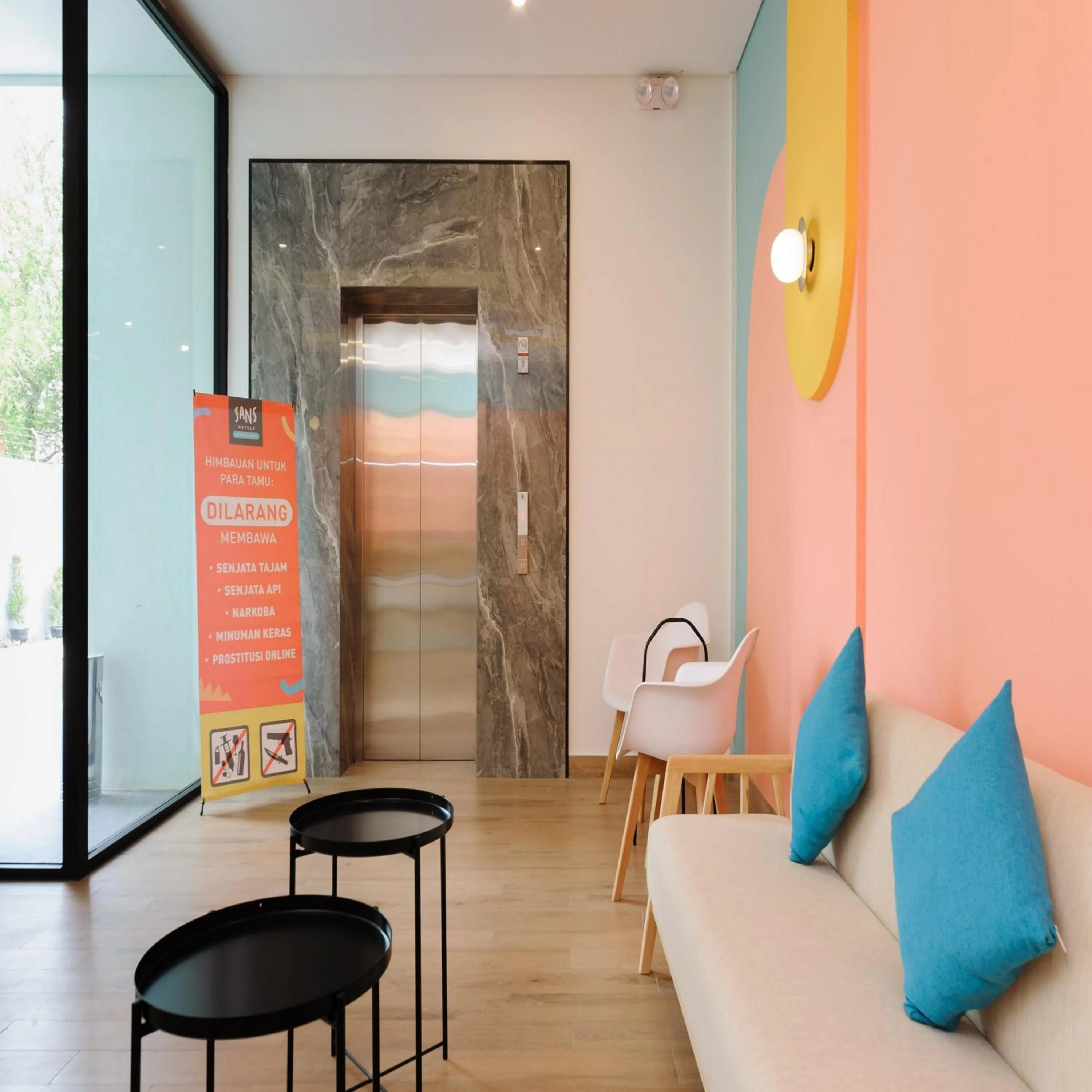 Seating area in Sans Hotel Kedoya