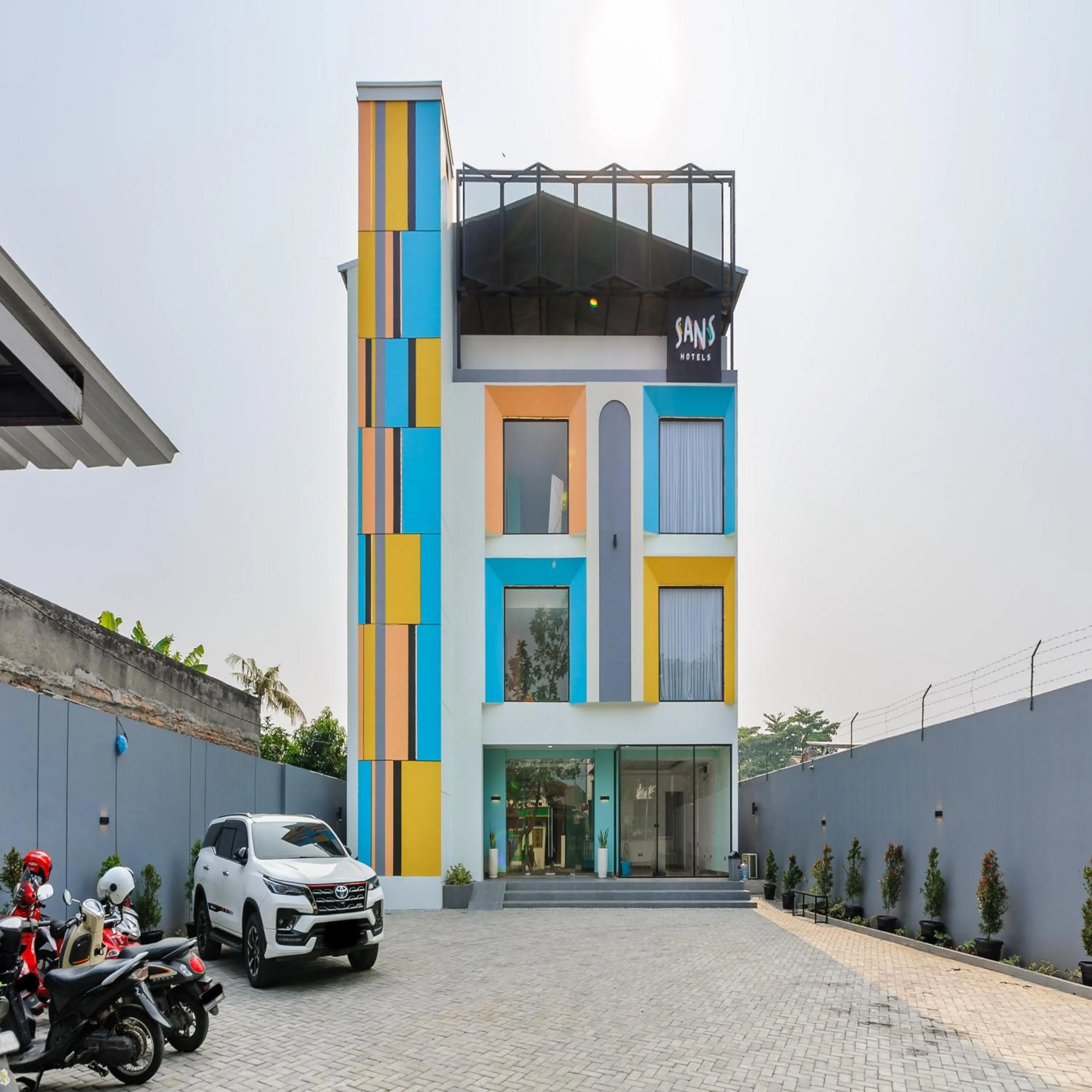 Facade/entrance in Sans Hotel Kedoya