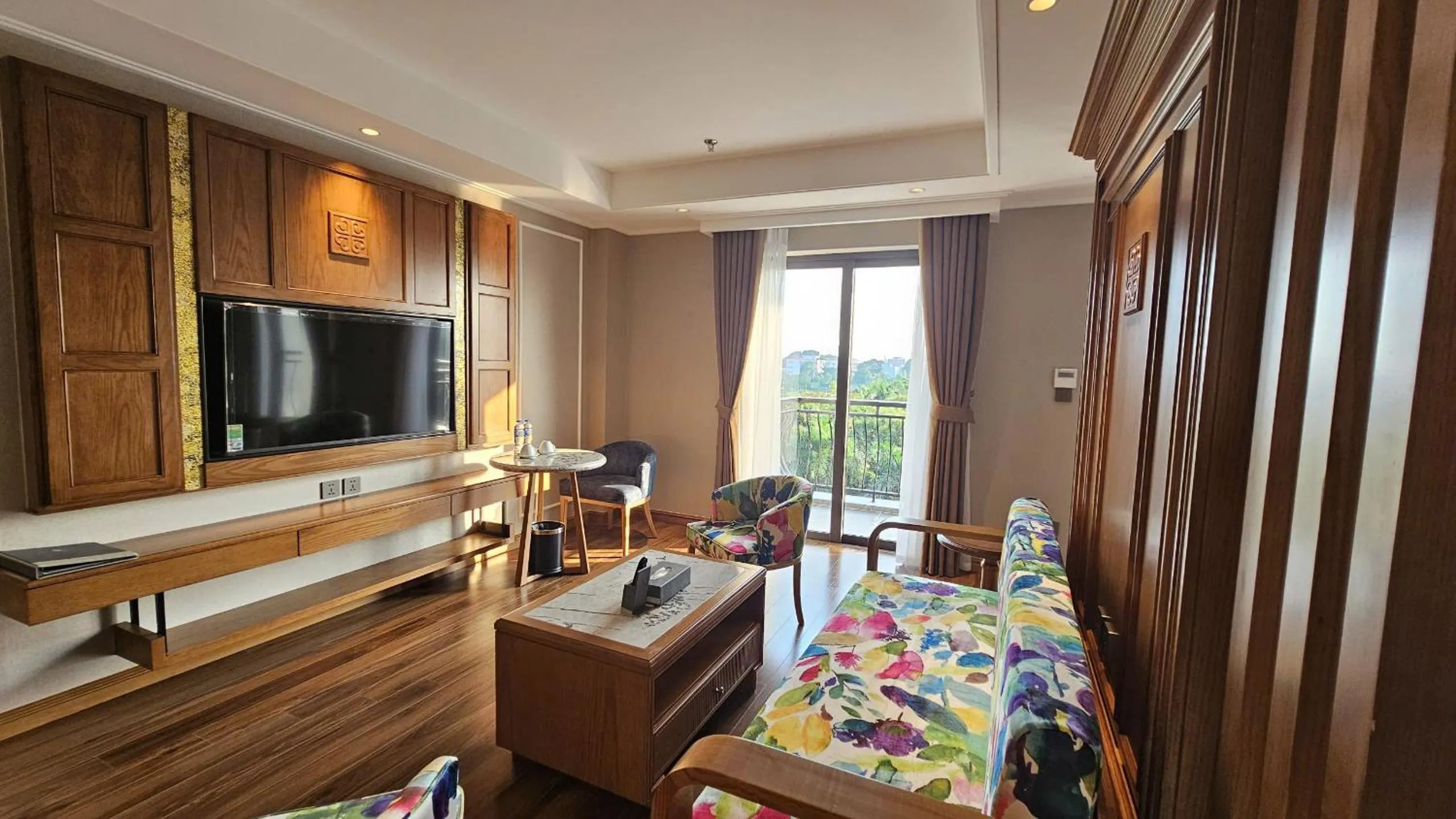 Communal lounge/ TV room in Royal Phoenix Hotel Bac Ninh