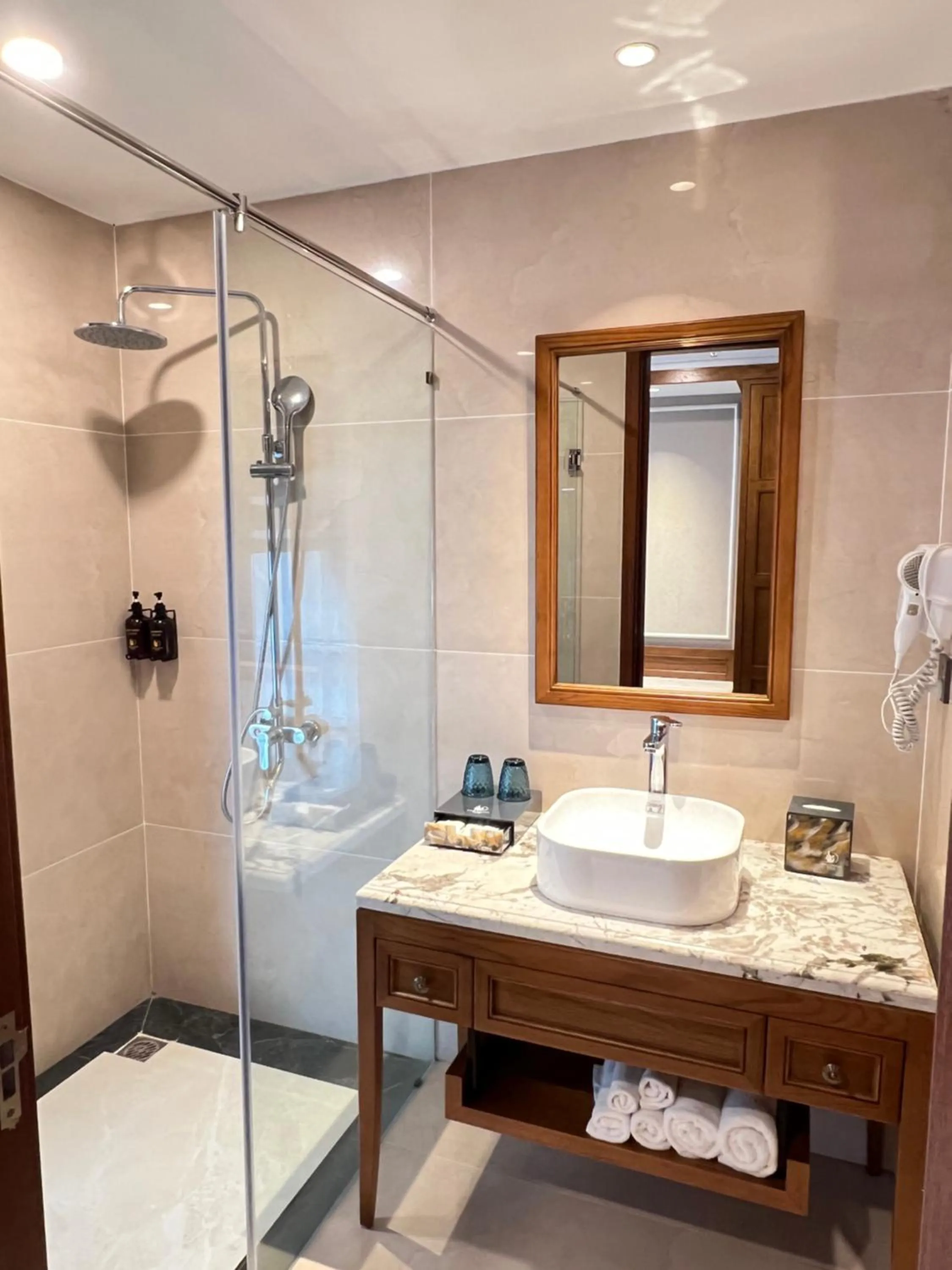 Shower in Royal Phoenix Hotel Bac Ninh