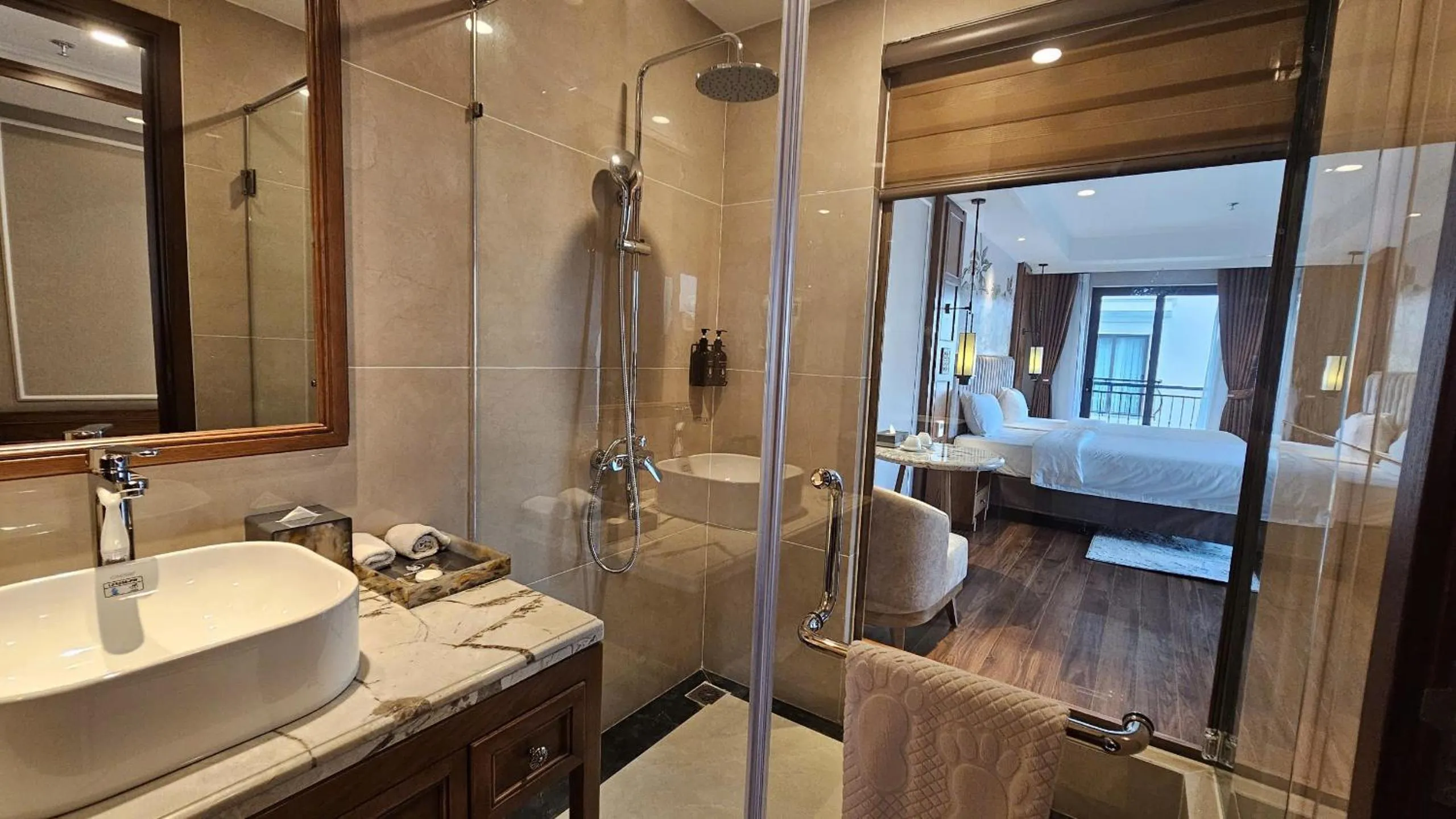 Shower in Royal Phoenix Hotel Bac Ninh