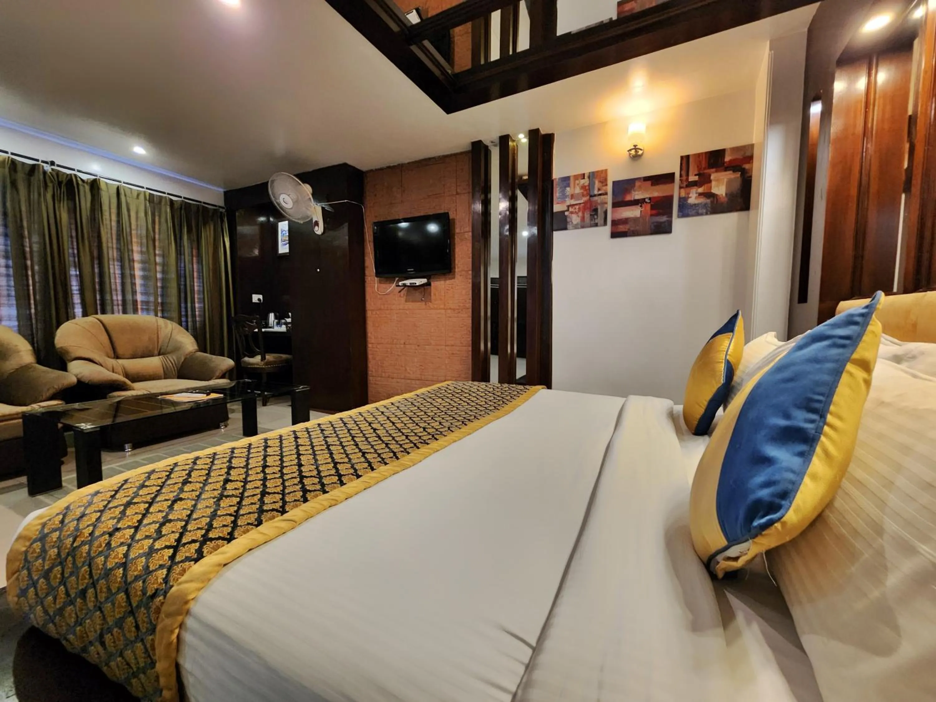 Seating area, Bed in Hotel Surya Shimla