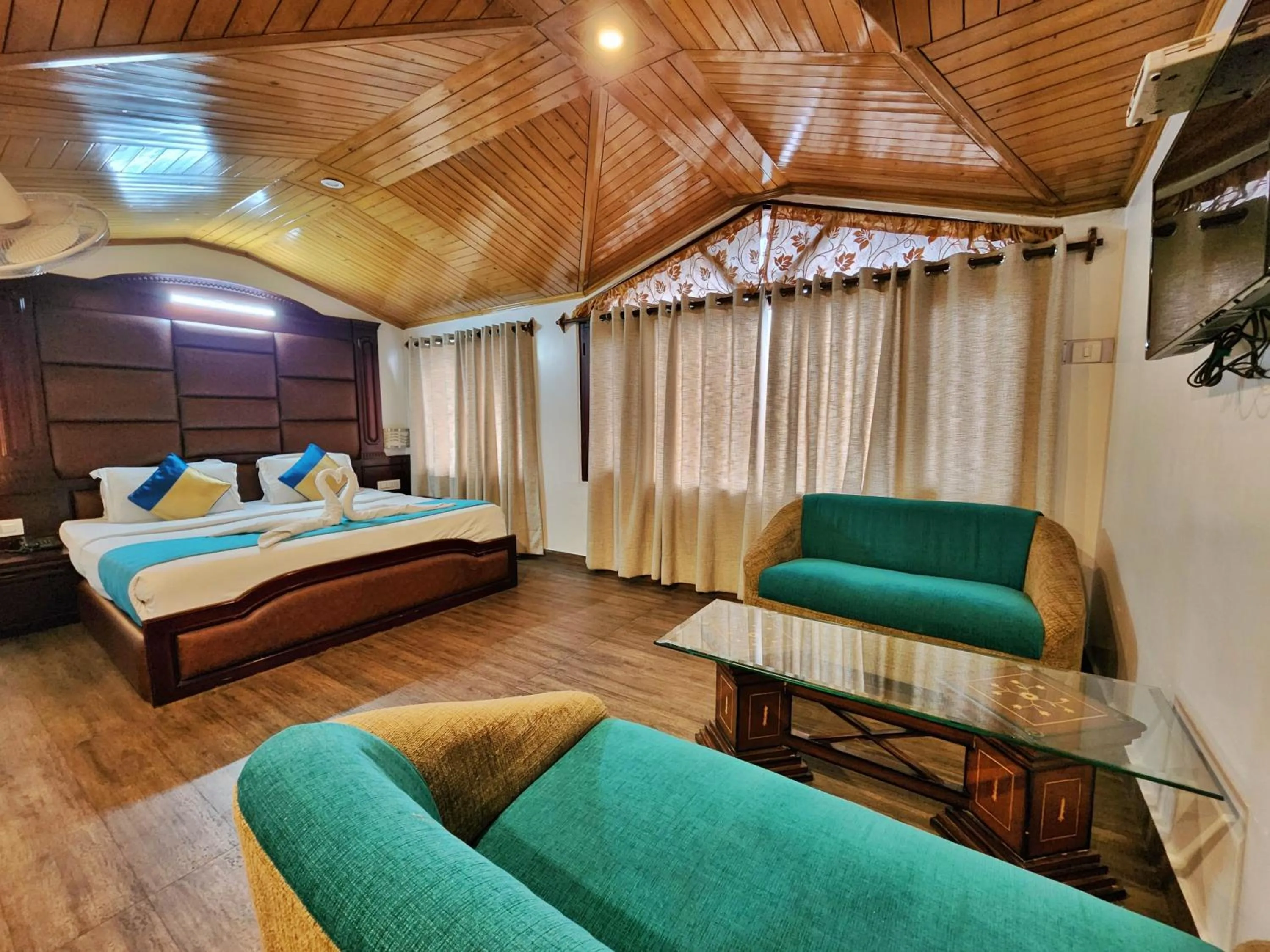 Photo of the whole room, Bed in Hotel Surya Shimla