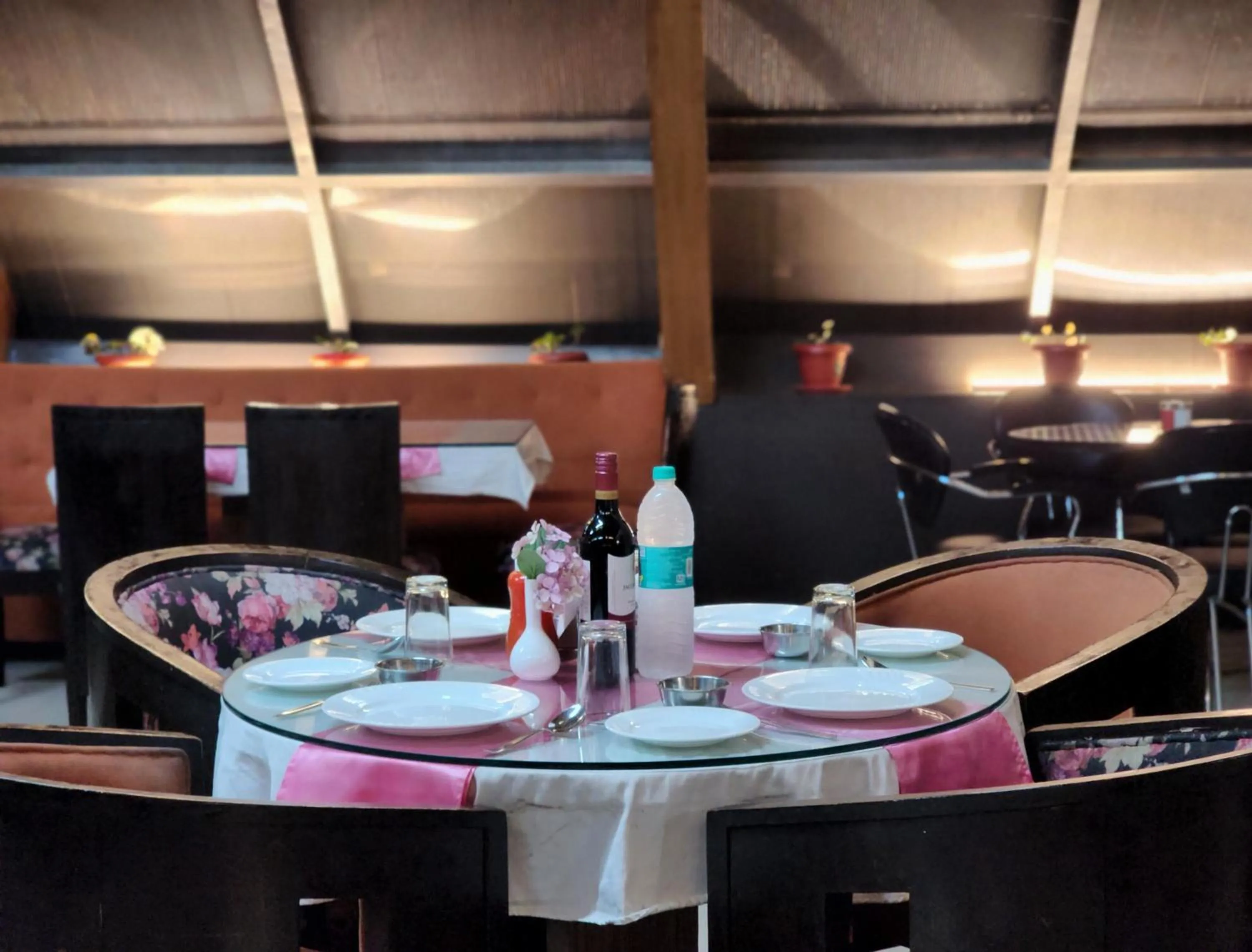 Restaurant/places to eat in Hotel Surya Shimla