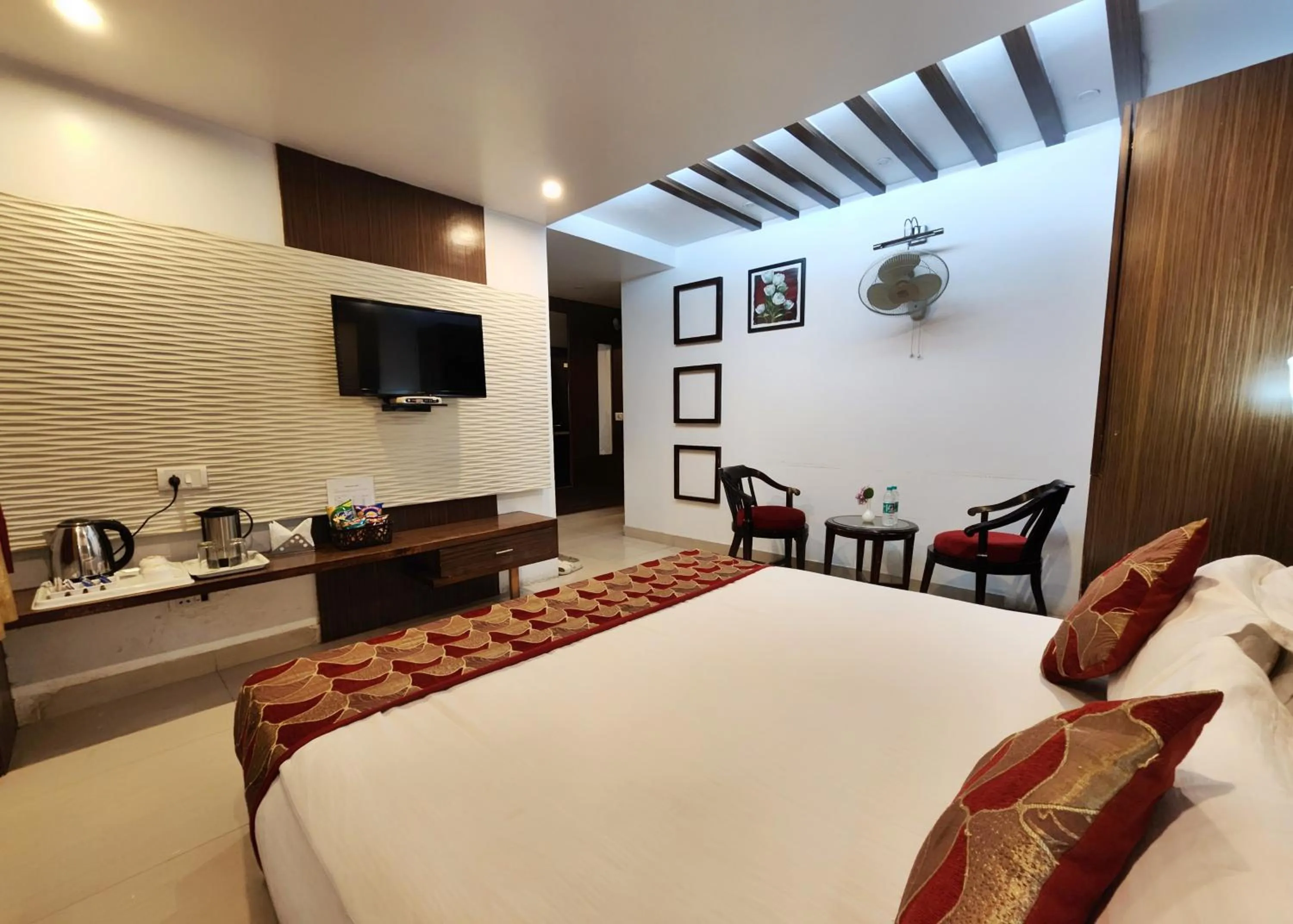 TV and multimedia, Bed in Hotel Surya Shimla