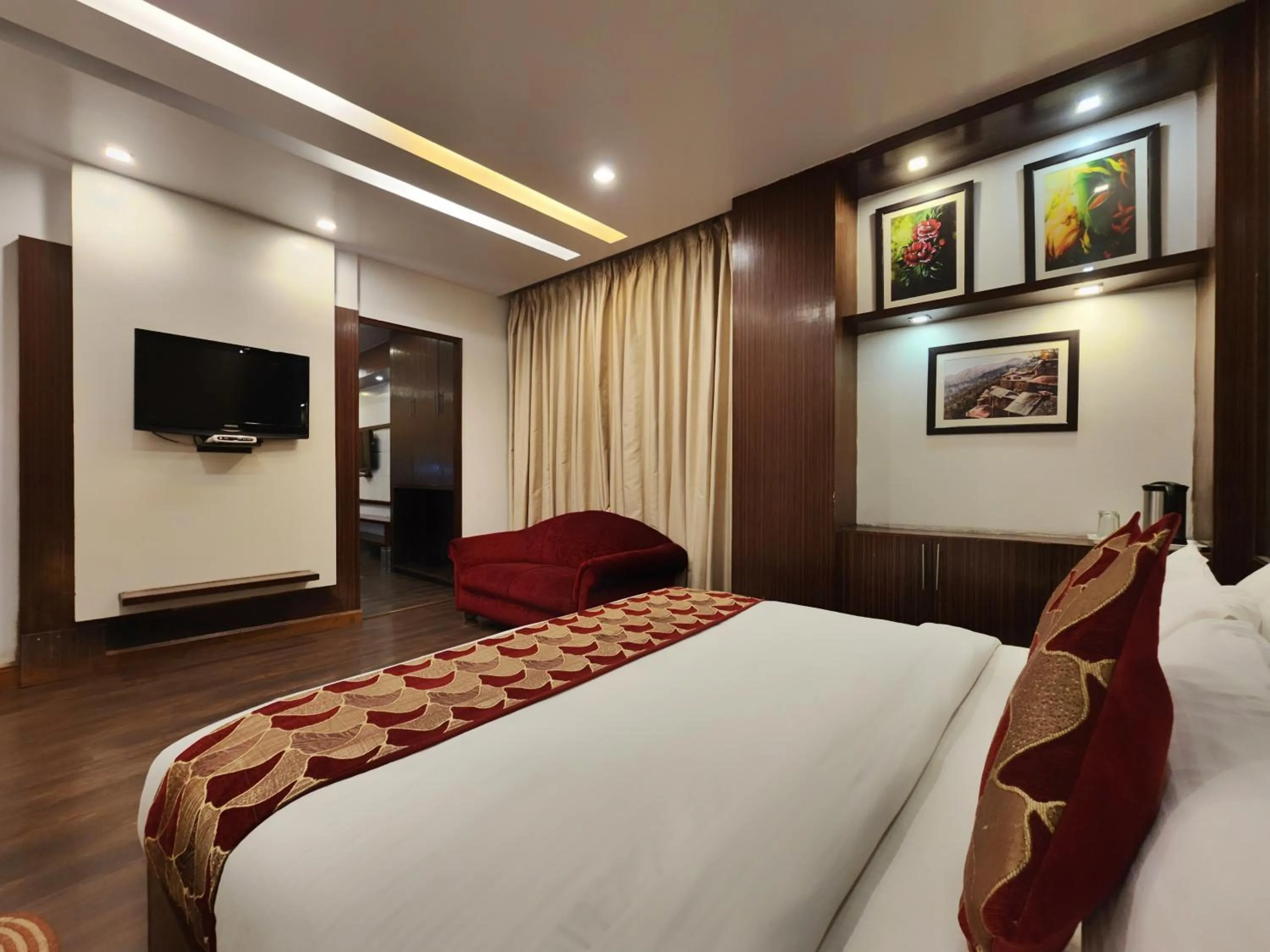 Seating area, Bed in Hotel Surya Shimla