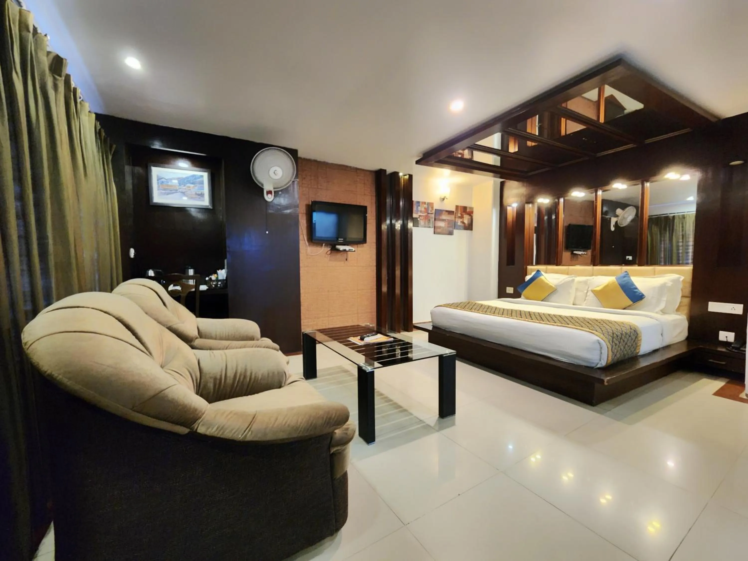 Seating area, Bed in Hotel Surya Shimla