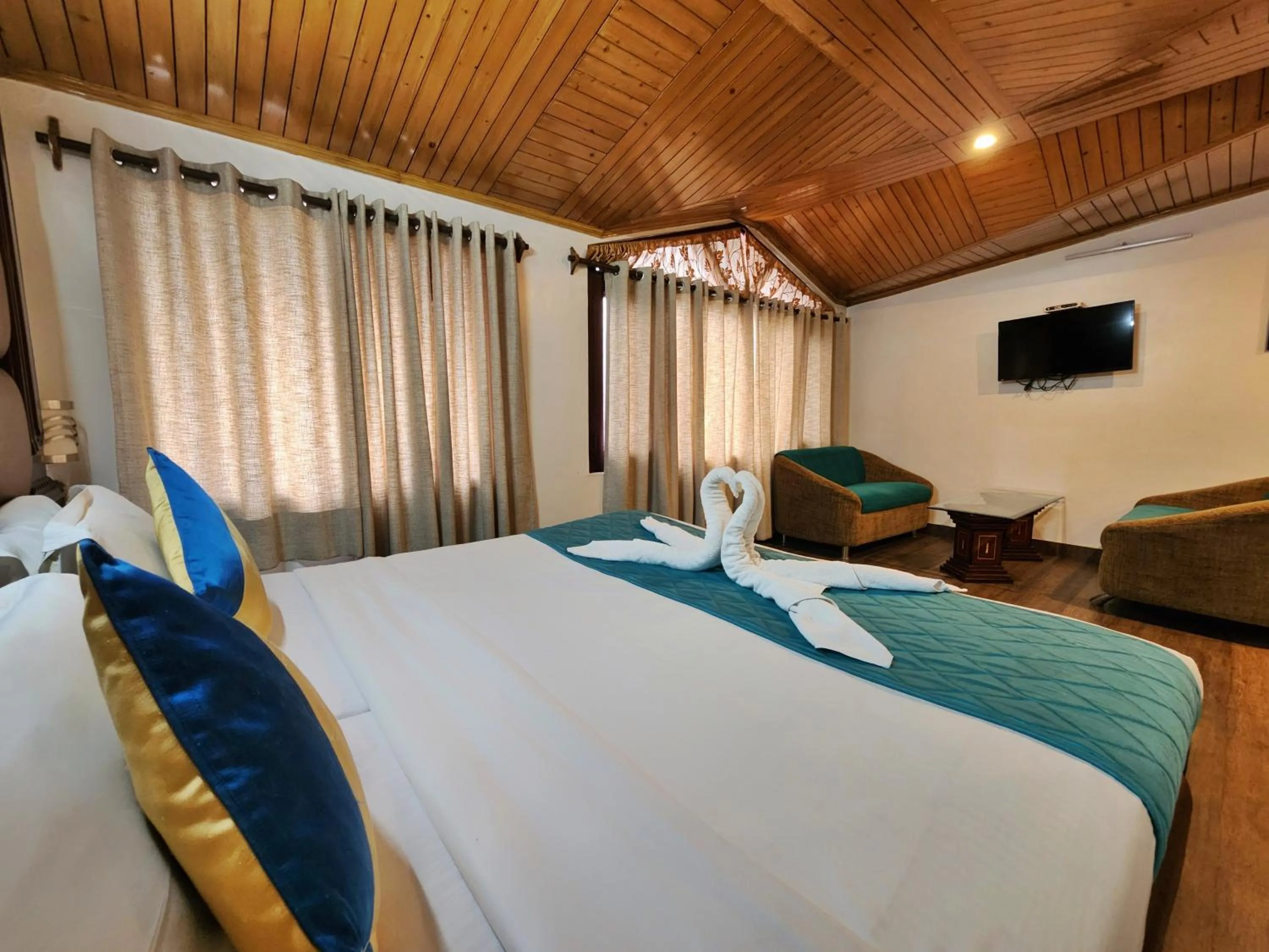 Seating area, Bed in Hotel Surya Shimla