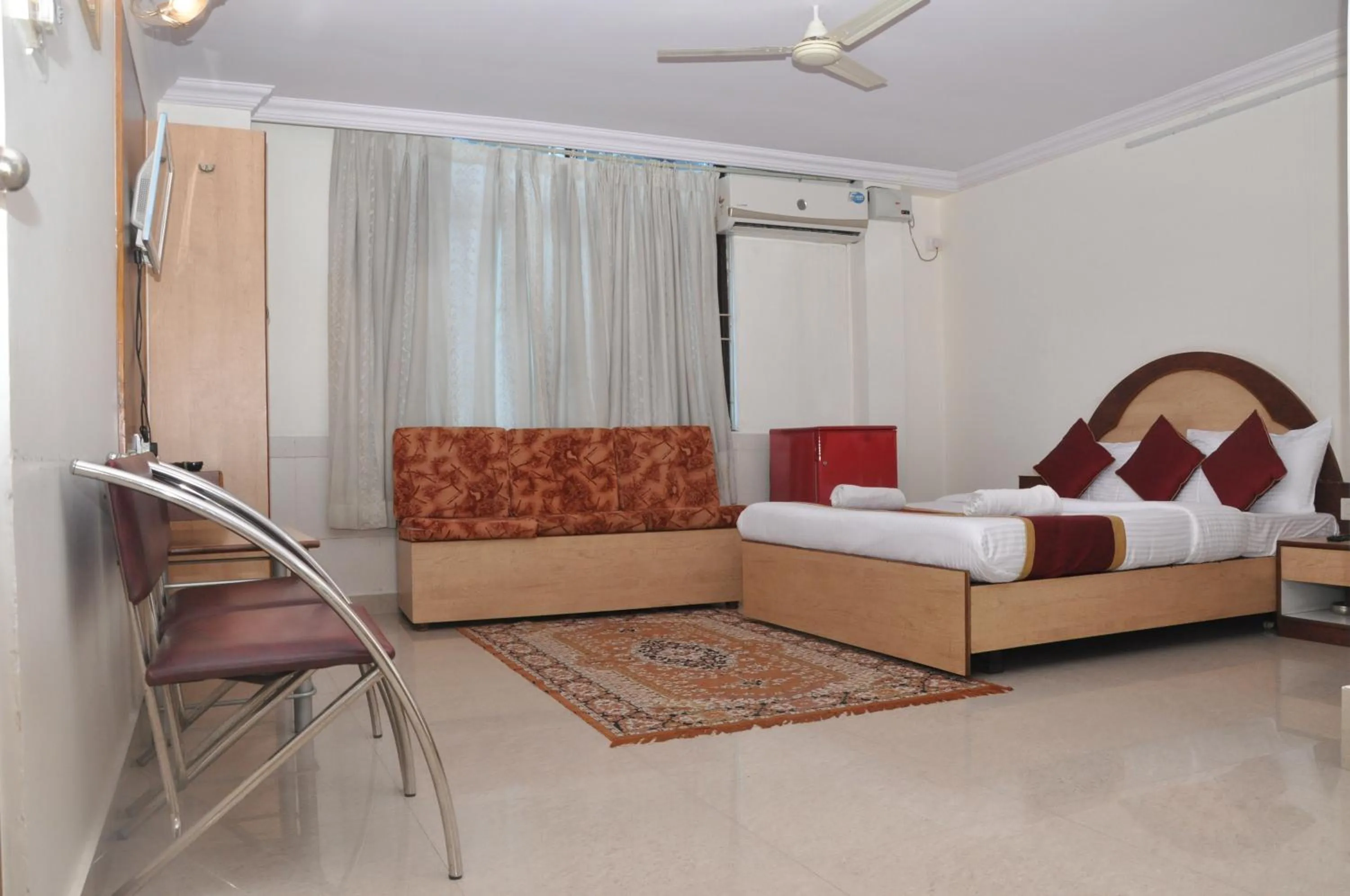 Seating area, Bed in Hotel Gangothri