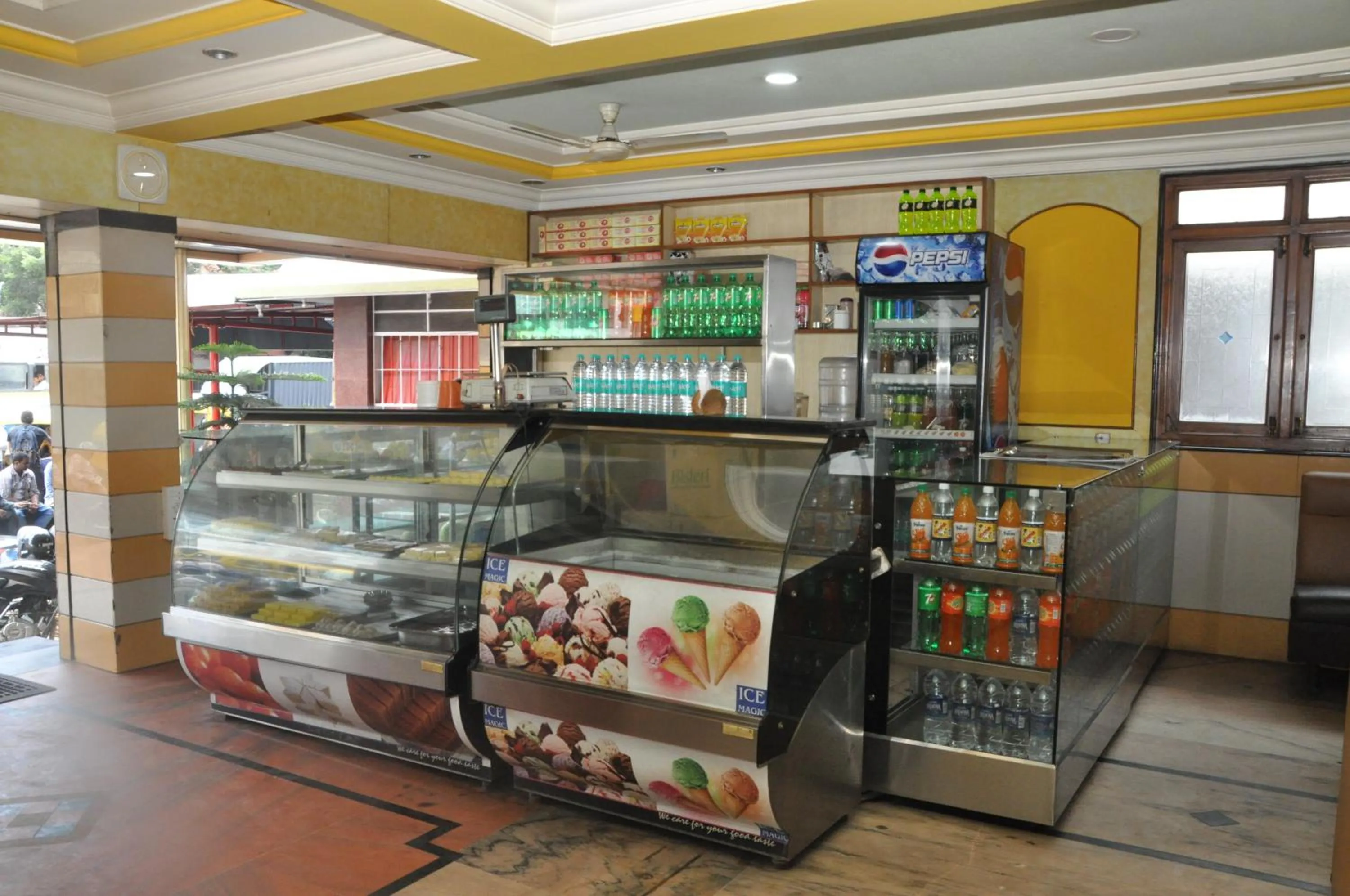 Restaurant/places to eat in Hotel Gangothri