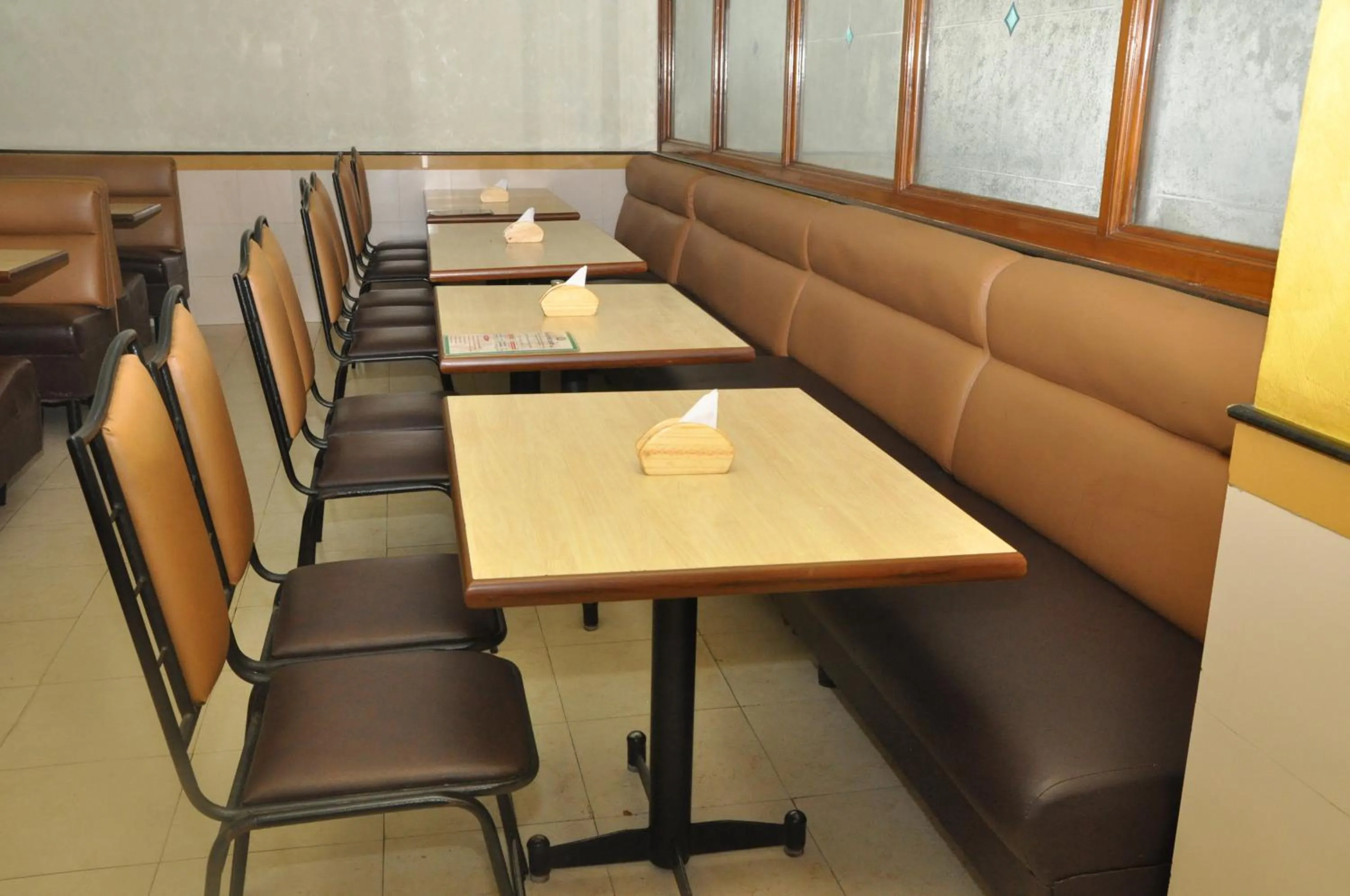 Restaurant/places to eat in Hotel Gangothri