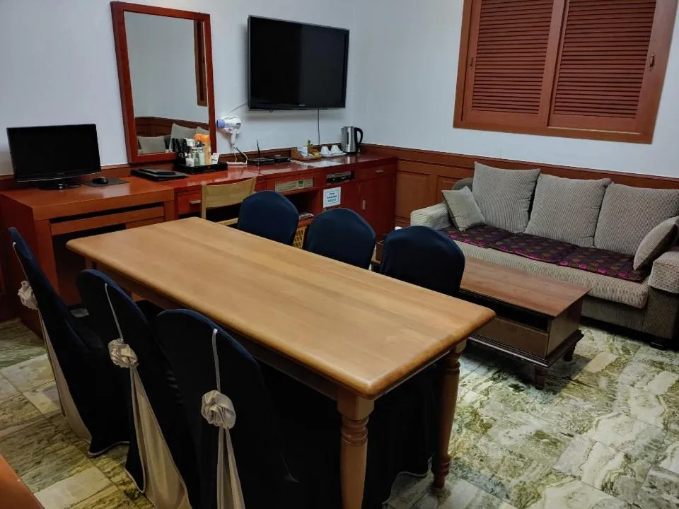 Communal lounge/ TV room in Metro Pol Tourist Hotel