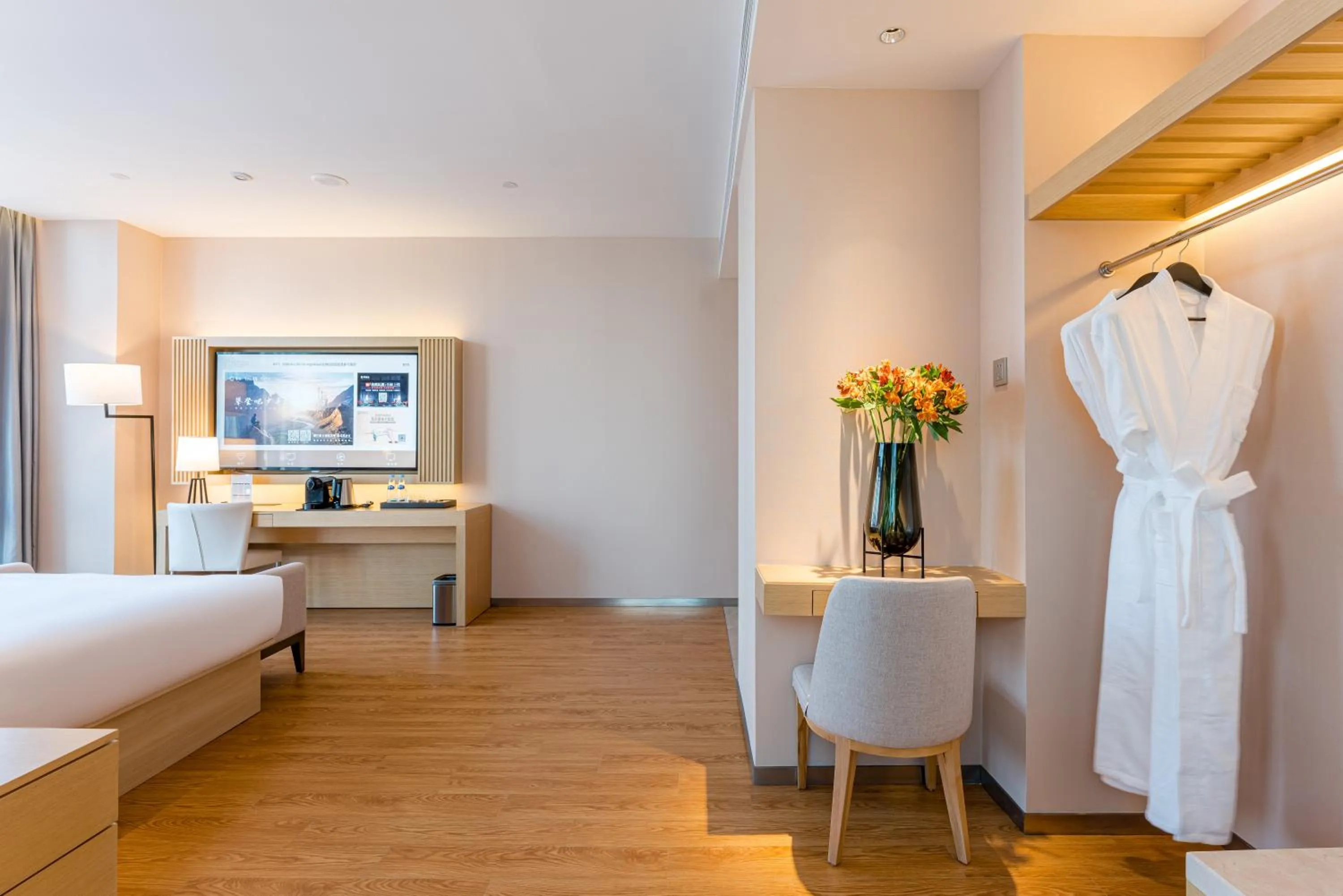 wardrobe, Bed in Crystal Hotel Shanghai North Sichuan Road on the Bund