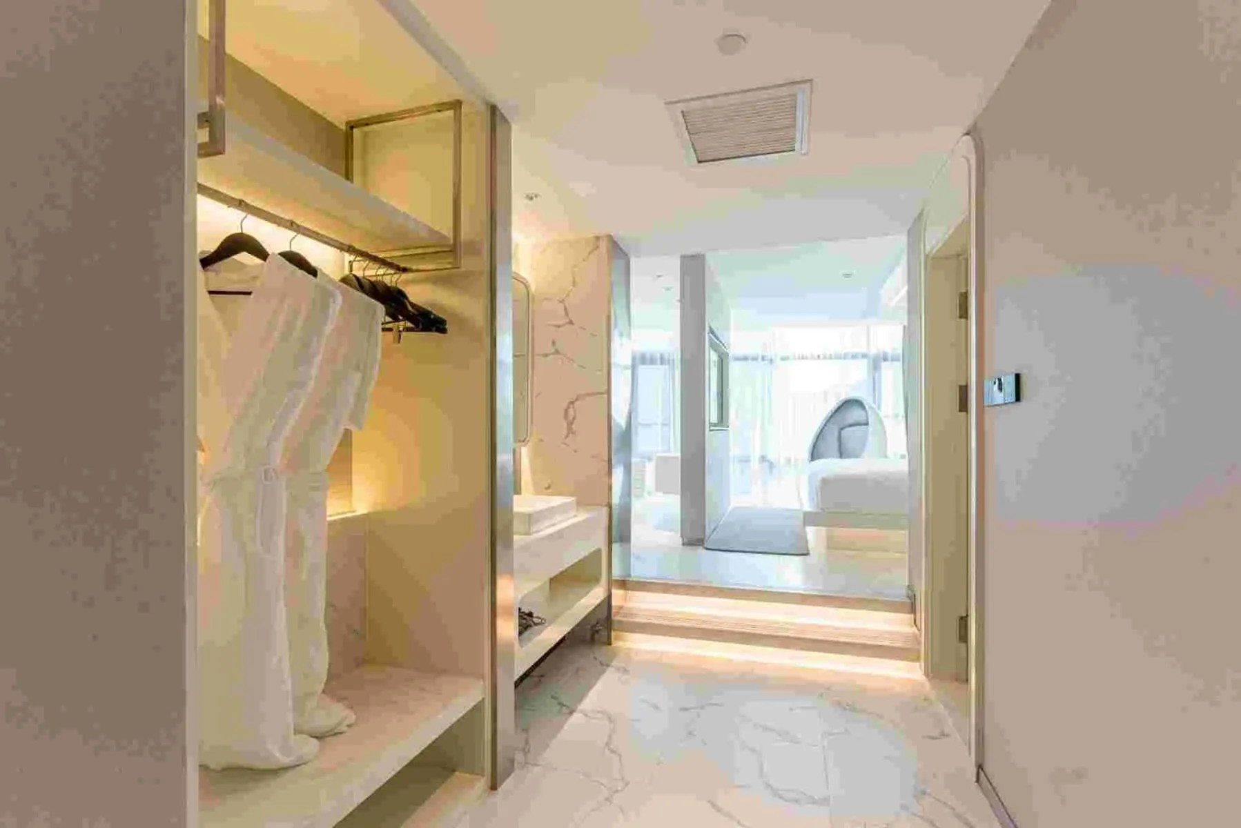 Bedroom, Bed in Crystal Hotel Shanghai North Sichuan Road on the Bund