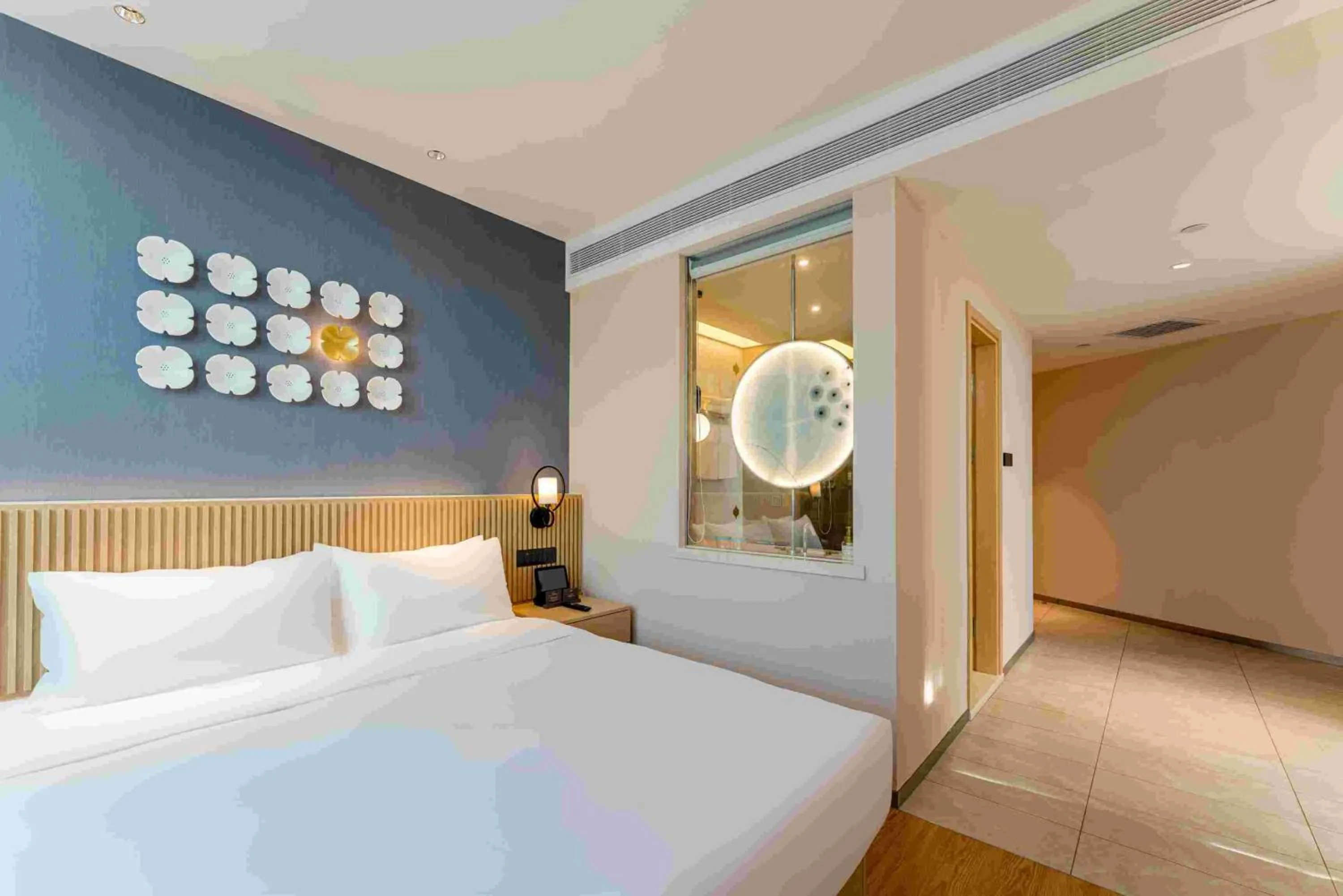 Bed in Crystal Hotel Shanghai North Sichuan Road on the Bund